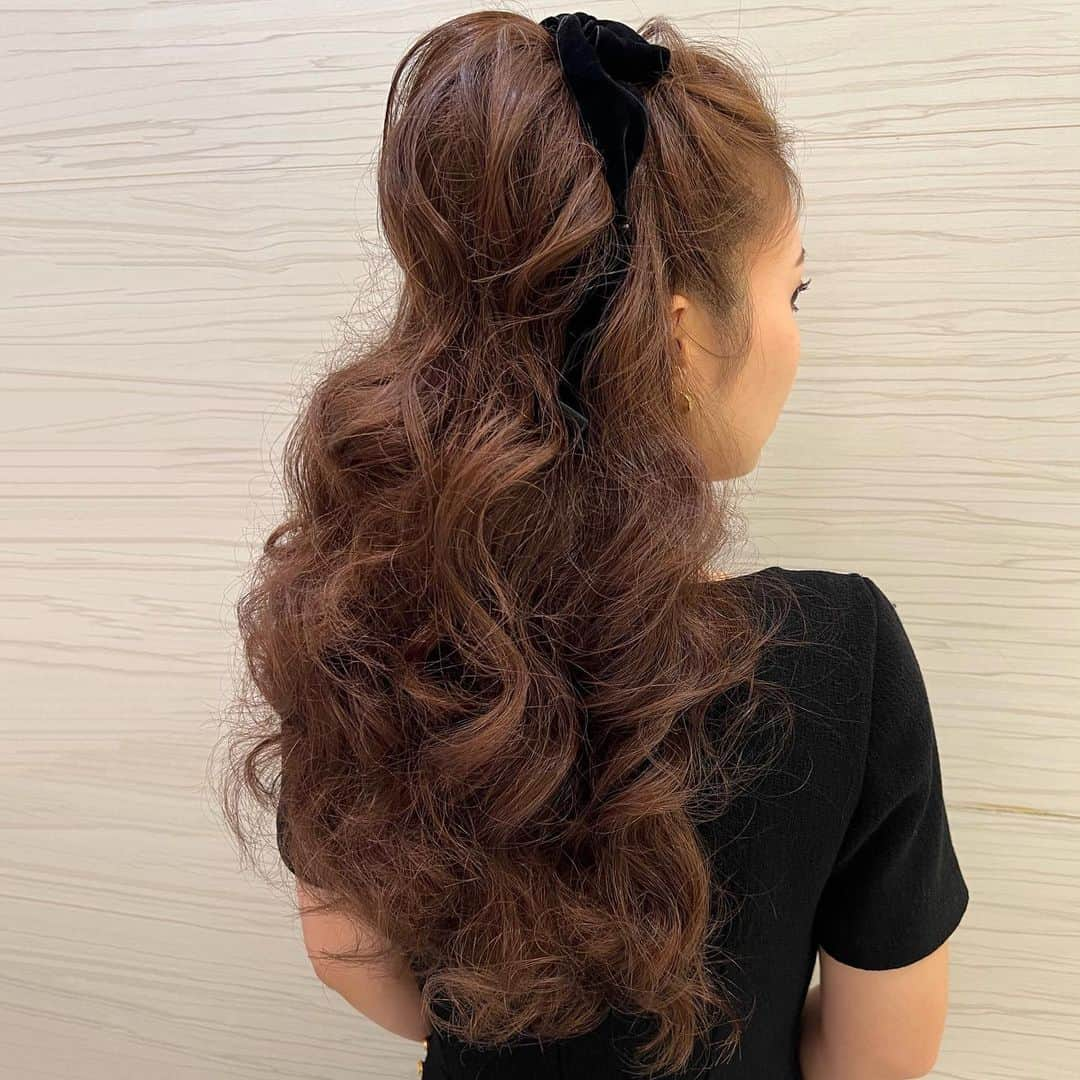 Tomoyo Kitamuraさんのインスタグラム写真 - (Tomoyo KitamuraInstagram)「お客様ヘアセット✨ ふわっふわにハーフアップ  #ヘアメイク #プレ花嫁 #外注ヘアメイク #前撮り #2023冬婚  #ヘアセット #2023秋婚 #ヘアアレンジ #グラハイ花嫁 #パレス花嫁 #アンダーズ花嫁 #ウェスティン花嫁  #chanel  #シャネル #ウェディングドレス  #ウェディングヘア #前撮りヘア #dior #ディオール #ポニーテール #2024春婚」10月15日 10時28分 - tmy_o3.pugmi