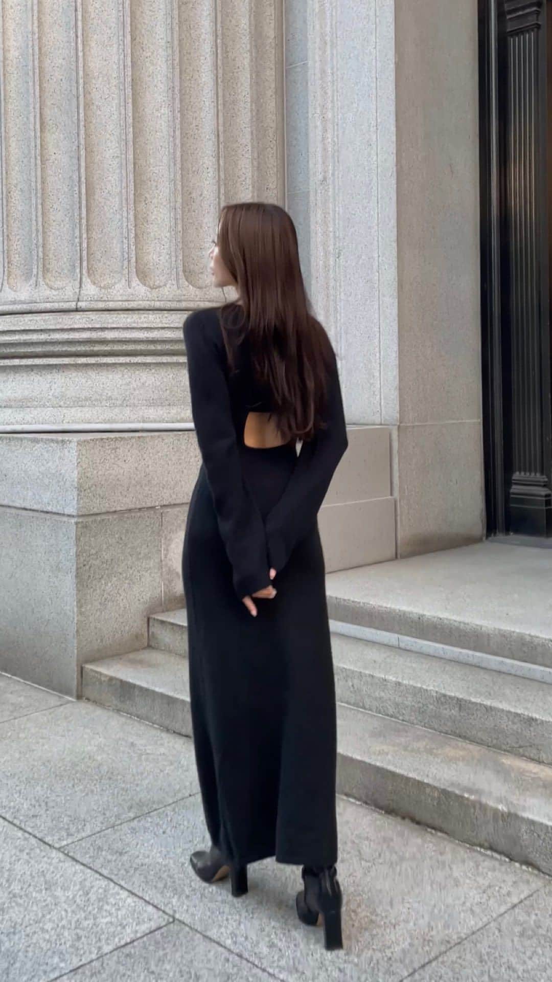 デュラスアンビエントのインスタグラム：「𝐀𝐌𝐁𝐈𝐄𝐍𝐓 × 𝐊𝐄𝐈𝐂𝐀 𝐍𝐀𝐊𝐀𝐒𝐇𝐈𝐌𝐀 𝟤𝟢𝟤𝟥 𝖠/𝖶 𝖲𝖯𝖤𝖢𝖨𝖠𝖫 𝖢𝖮𝖫𝖫𝖠𝖡𝖮𝖱𝖠𝖳𝖨𝖮𝖭 𝖵𝖮𝖫.𝟤  #バックオープンニットマキシワンピース <Ivory, Dark Brown, Black>  一枚で女っぽい、美シルエットなニットワンピース。  背中は丸いカッティングに一本線を施した、デザイン性の高いバックスタイル。　  品のいいシンプルなフロントとの対比が美しく、大人の洒落感が滲みます。  身体のラインを拾いすぎないゆとりがありながら、ウエストがくびれるパターン使いで、抑揚のあるシルエットが実現。  袖も長めに設け、女の子らしい"萌え袖"で、手元にさり気ない可愛げを宿します。  💡コラボ第二弾アイテムを詳しくご紹介した特集ページはサイトTOPページよりご覧頂けます。 ＿＿＿＿＿＿＿＿＿＿＿ ✔︎ @ambient_styling #AMBIENT #ambient_official #ambientstyle #アンビエント #23aw #コラボ #中島ケイカ」