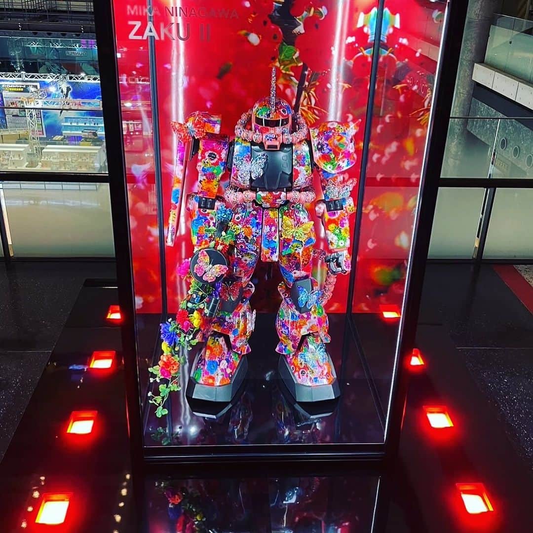 蜷川実花のインスタグラム：「東京に続き、大阪会場でもガンダムシリーズの未来を体感できるイベント「GUNDAM NEXT FUTURE」に参加しています  皆様から集められたガンプラ使用済みランナーを使って制作した、シャア専用ザク❤️ 入場無料なので、ぜひ見にいらしてね ■大阪会場（WEST） 日時：2023年10月14日（土）～16日（月） 会場：グランフロント大阪」