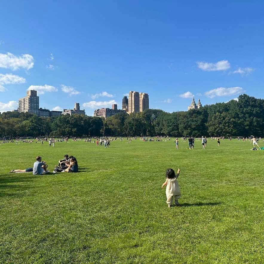 鈴木美穂さんのインスタグラム写真 - (鈴木美穂Instagram)「【夏の終わりの北米旅】 Facebookにだけ投稿してInstagramに投稿するのを忘れていたので、今更ですが時差投稿。  2019-2020年の夫婦での世界一周の終盤にコロナが直撃して周れなくなってしまった北米（アメリカ＆カナダ）へ、8月中旬から9月初旬にかけて2週間半に渡って娘も連れてリベンジの旅に行ってきました！  巡ったのは、サンフランシスコ＆シリコンバレー、ロサンゼルス、トロント、ケベック、モントリオール、オタワ、ニューヨーク。  世界一周していた当時、ニューヨークでコロナのロックダウンになり、ニューヨークとロサンゼルスのホテルやAirbnbで1ヶ月ほどStay homeをしてその後行く予定だったカナダ、ハワイ、オセアニアには行くことができないまま泣く泣く日本に帰国しました。  その後娘が産まれ、0歳の娘とともに去年の夏にハワイに、今年の冬にオセアニアに行き、今回の旅では1歳半になった娘と行き残していた北米を巡り、これにて世界一周も完結できました！！  ロサンゼルスでは、夫が大ファンの大谷翔平選手を応援しにエンゼルスの試合を見にいき、大谷選手が怪我をしてしまう直前に投手をする姿と打者初回のホームランを拝むことができ興奮しました。  カナダでは、世界一周中には行く直前にロックダウンになり訪れることが叶わなかったトロントに住む妹家族の家に行くことができて、妹と姪と私たち家族でトロントから8時間ドライブしてケベック、モントリオールとオタワにも旅しました。  ニューヨークでは、世界一周中にコロナ禍初期を過ごしてゴーストタウンと化した街々を見ていたので、今回生き返って輝く街々が眩しくて仕方がありませんでした。  娘はどこでも興味のあるものを追いかけて歩き走っていて、帰りの約14時間のフライトもたくさん寝ながら楽々と乗り越え、たくましく育ってくれています。  世界一周を途中で終えなくてはならなかったことで悲しさや悔しさがありましたが、当時行けなかったところが幼い娘と共に行きやすいところばかりで、今回一緒に行けて本当に嬉しくありがたく、色々な思いが浄化された感じがしています。」10月15日 10時35分 - mihosuzuki_hamamatsu