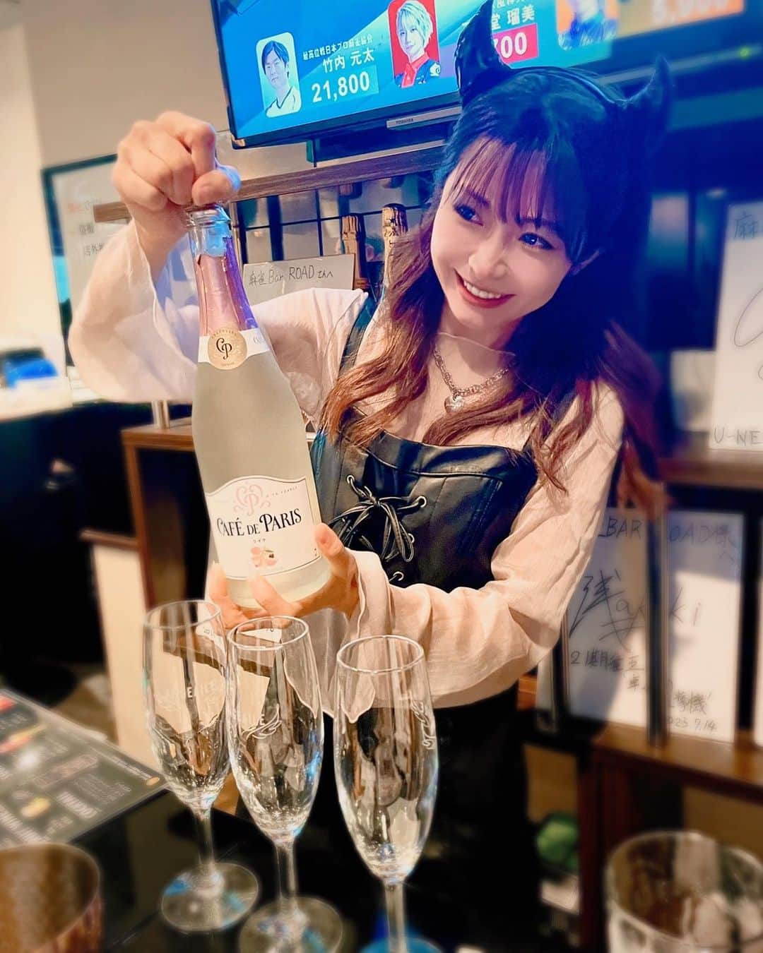 折原みかさんのインスタグラム写真 - (折原みかInstagram)「初🫶クライナー 咳止めシロップの味がしたー😋 色んな味があって楽しいお酒だね🎵 5本いただいたよ🌟 ごちそうさまでした💋  #麻雀BARロード #barゲスト #ロード #小岩 #小岩のBAR #小悪魔 #プチハロウィン🎃 #会いに来てくれてありがとう」10月15日 10時35分 - mikaorihara