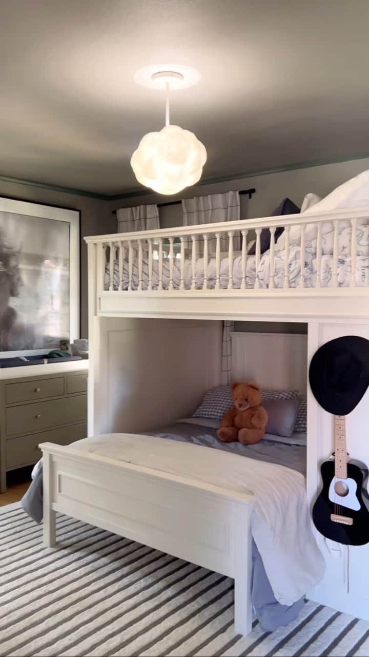 ケイトリン・カーターのインスタグラム：「the boys room is really coming along… we added this cloud pendant light that was originally in Willow’s old bedroom, and some windowpane plaid curtains from Amazon that have really tied the room together. thoughts?」