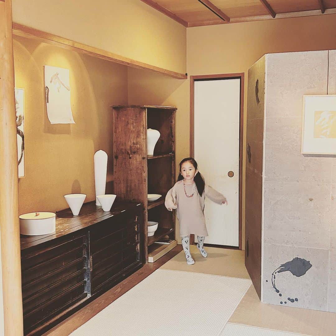 KIKIさんのインスタグラム写真 - (KIKIInstagram)「小田原のうつわ菜の花へ『華雪さんと黒田泰蔵さん 風と白磁』をみに行く  華雪さんの「風」という書が なぜか「山」に見えたり  先月一緒に山に登ったから？と聞くと 意識したわけではないけれど 関係あるかもとのこと しんどい登りとか 小屋での時間とか 早起きしてのぞんだ朝焼けとか そんなことが記憶に残ってくれていたのなら わたしとしてはうれしいかぎり  黒田さんの白磁とか菜の花のこととか 少し話を聞いていたこともあり なんだか懐かしい気分で見られた あとうつわ屋さんでの展示なので 子どもを連れていくのは緊張したけど ふたりとも良い子にしてくれてよかった 子どもって小さいながらに 「触ったらダメだよ」とか本気で注意すると聞いてくれるからえらいね  箱根にいたので旧道をくだって小田原へに出かけられたのも お上りさん気分に浸れた つぎは小田原城址をもっとゆっくり楽しみたいと思う（蕎麦屋とか珈琲屋とか 寄り道したいお店もいろいろあった）」10月15日 10時46分 - kiki_campagnepremiere