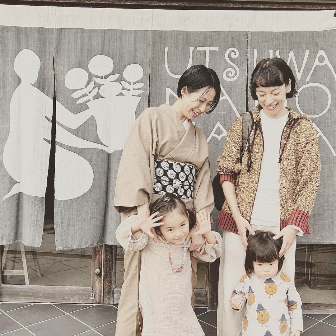 KIKIさんのインスタグラム写真 - (KIKIInstagram)「小田原のうつわ菜の花へ『華雪さんと黒田泰蔵さん 風と白磁』をみに行く  華雪さんの「風」という書が なぜか「山」に見えたり  先月一緒に山に登ったから？と聞くと 意識したわけではないけれど 関係あるかもとのこと しんどい登りとか 小屋での時間とか 早起きしてのぞんだ朝焼けとか そんなことが記憶に残ってくれていたのなら わたしとしてはうれしいかぎり  黒田さんの白磁とか菜の花のこととか 少し話を聞いていたこともあり なんだか懐かしい気分で見られた あとうつわ屋さんでの展示なので 子どもを連れていくのは緊張したけど ふたりとも良い子にしてくれてよかった 子どもって小さいながらに 「触ったらダメだよ」とか本気で注意すると聞いてくれるからえらいね  箱根にいたので旧道をくだって小田原へに出かけられたのも お上りさん気分に浸れた つぎは小田原城址をもっとゆっくり楽しみたいと思う（蕎麦屋とか珈琲屋とか 寄り道したいお店もいろいろあった）」10月15日 10時46分 - kiki_campagnepremiere