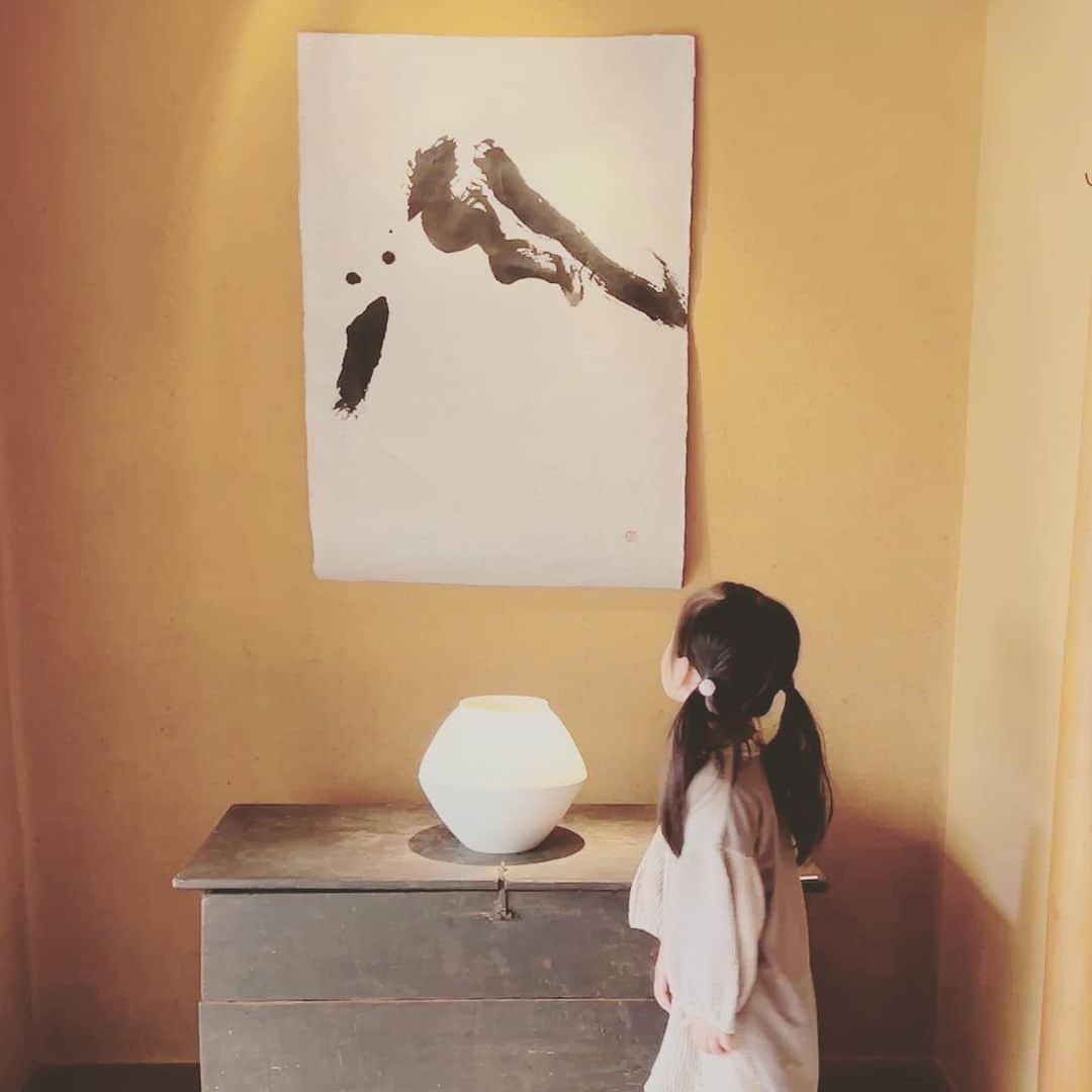 KIKIさんのインスタグラム写真 - (KIKIInstagram)「小田原のうつわ菜の花へ『華雪さんと黒田泰蔵さん 風と白磁』をみに行く  華雪さんの「風」という書が なぜか「山」に見えたり  先月一緒に山に登ったから？と聞くと 意識したわけではないけれど 関係あるかもとのこと しんどい登りとか 小屋での時間とか 早起きしてのぞんだ朝焼けとか そんなことが記憶に残ってくれていたのなら わたしとしてはうれしいかぎり  黒田さんの白磁とか菜の花のこととか 少し話を聞いていたこともあり なんだか懐かしい気分で見られた あとうつわ屋さんでの展示なので 子どもを連れていくのは緊張したけど ふたりとも良い子にしてくれてよかった 子どもって小さいながらに 「触ったらダメだよ」とか本気で注意すると聞いてくれるからえらいね  箱根にいたので旧道をくだって小田原へに出かけられたのも お上りさん気分に浸れた つぎは小田原城址をもっとゆっくり楽しみたいと思う（蕎麦屋とか珈琲屋とか 寄り道したいお店もいろいろあった）」10月15日 10時46分 - kiki_campagnepremiere