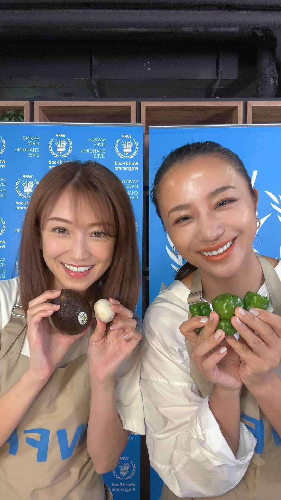 高橋メアリージュンのインスタグラム：「グルテンフリーピザ✖️食品ロス削減 insta live. Gluten free pizza ✖️ Foodwaste reduction  Instagram live.  #ごちそうさまチャレンジで飢餓をなくそう  ↑ インスタ、X, facebook(ストーリー、鍵アカは✖️)でごちそうさまポーズや食にまつわる写真や動画にこのハッシュタグをつけて投稿して頂くと、 1投稿につき5食分の学校給食(発展途上国)が色んな企業さんから支援されます！  直接募金も良いですが、投稿するだけで支援になりますのでぜひご協力お願い致します！  私は気軽に、ご飯の写真を撮る度に　ハッシュタグを付けて載せています！  10/31までのキャンペーンなので、 食にまつわるものを投稿する時は #ごちそうさまチャレンジで飢餓をなくそう と付けて頂けるとありがたいです！  毎日関わる食。生きるためには必要なもの。 一食食べられてもその次の、明日の食事がない人達がいます。  なので、救われる人数、そして救われる期間が増えれば増えるほど良いなと思っています。  どうぞ宜しくお願いいたします！  @wfp_japanoffice  @worldfoodprogramme   with @shizuka_kondo  @abccookingofficial  #foodwasteprevention #フードロス削減  #フードロス対策」