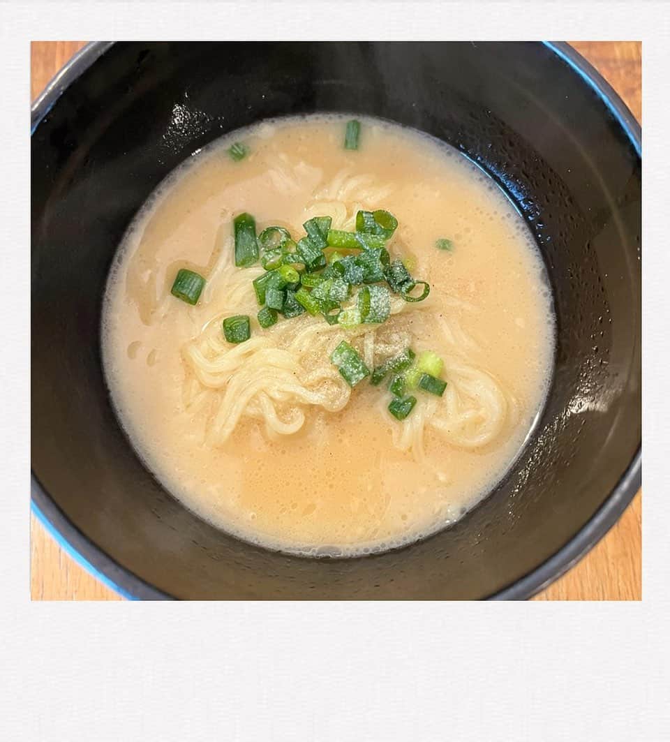 かせきさいだぁのインスタグラム：「本日の質素亭、『銘店伝説 ホープ軒』❤️日曜朝、雨激しくパンも買いに行きたくないので小2男子とラーメンを半分こ。美味い〜😋 #質素亭 #しっそ亭」