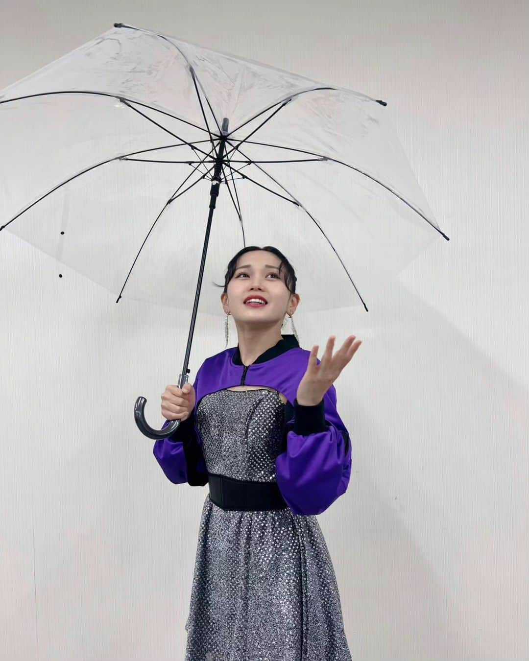 BEYOOOOONDSさんのインスタグラム写真 - (BEYOOOOONDSInstagram)「🌧️🌧️🌧️  雨だねぇ。 ということはビニール傘の出番！  名前をちゃんと書いて！ うっかり電車に忘れたりしないで大切に使ってあげてね🌂  じゃないとSeasoningSが「Get Back！ビニール傘の大冒険」を歌いに行っちゃうぞ…💜💚💙  #beyooooonds #seasonings #helloproject  #ハロプロ #アイドル」10月15日 10時51分 - beyooooonds_official