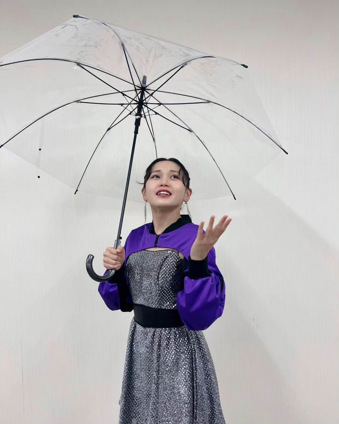 BEYOOOOONDSのインスタグラム：「🌧️🌧️🌧️  雨だねぇ。 ということはビニール傘の出番！  名前をちゃんと書いて！ うっかり電車に忘れたりしないで大切に使ってあげてね🌂  じゃないとSeasoningSが「Get Back！ビニール傘の大冒険」を歌いに行っちゃうぞ…💜💚💙  #beyooooonds #seasonings #helloproject  #ハロプロ #アイドル」