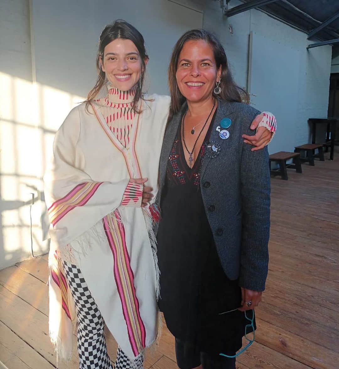 カル・リヴェロのインスタグラム：「Gracias @wilka_roig hermana y @brendacohen5 corazón, aún sigo procesando lo vivido esta noche 🤍 gracias por tantas confirmaciones !! Cc @ekrmexico @monopol.lab」