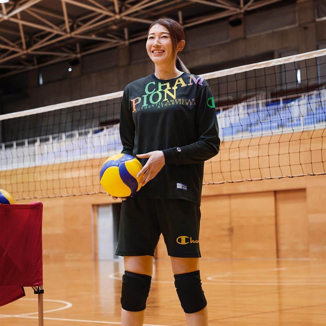 Champion Japanさんのインスタグラム写真 - (Champion JapanInstagram)「Champion Volleyball 23FW Women's  吸汗速乾、抗菌・防臭機能付き！ ラグランスリーブ使用でレシーブ時の動きやすさにも配慮した デザインだけでなく、機能性抜群のバレーボールウェアです。  #Champion #volleyball #sports #狩野舞子 #バレーボール #バレーウェア #チャンピオン #23FW」10月15日 11時00分 - champion_japan