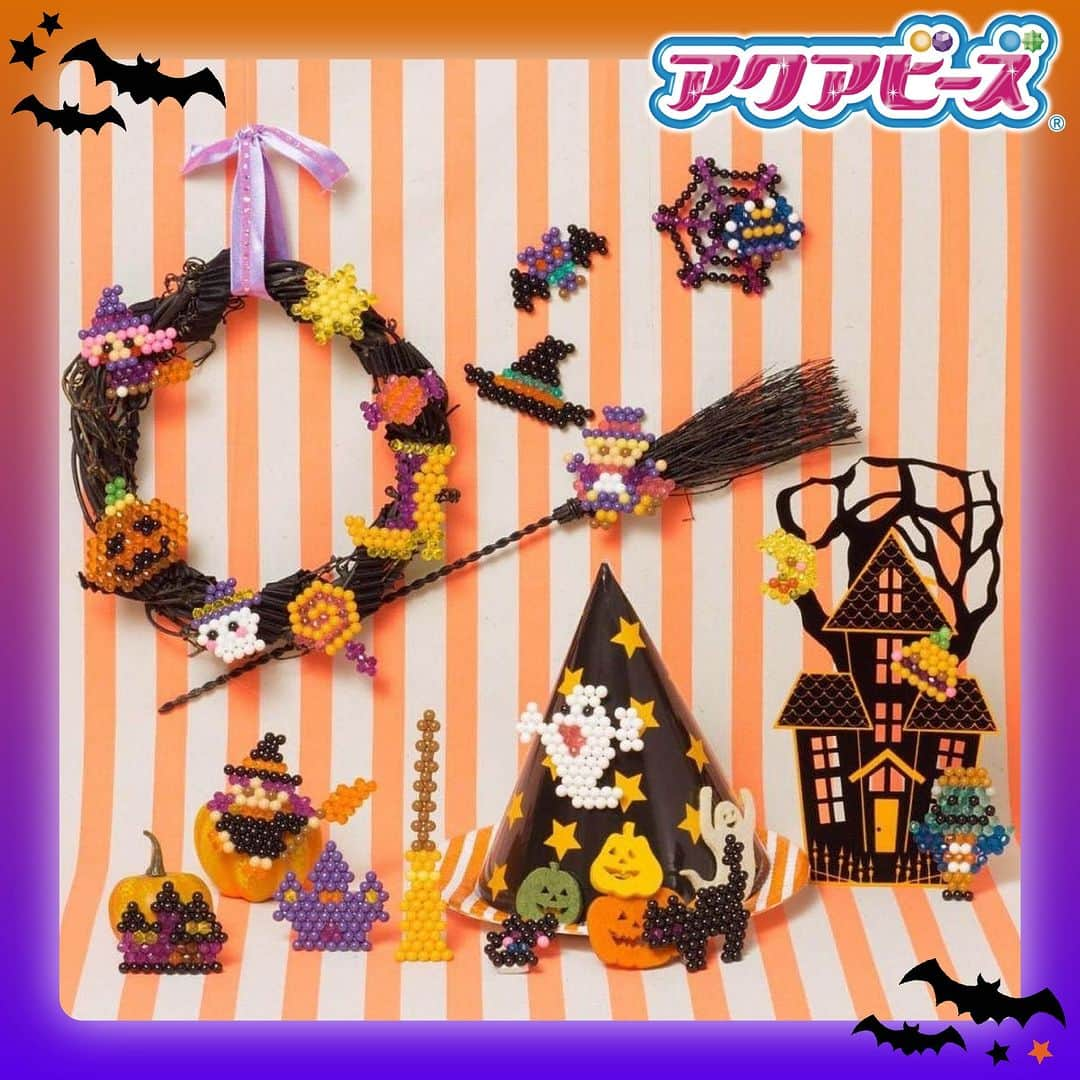 アクアビーズ公式のインスタグラム：「ハロウィン当日まであと半月ほどですね🎃ハロウィンパーティーの準備として、アクアビーズでいろいろなハロウィングッズを作りませんか？  市販のパーティーグッズやインテリア雑貨に、アクアビーズで作ったハロウィンモチーフの作品を貼りつけるだけで、オリジナルのハロウィングッズに大変身！🌟  おばけ、魔女、かぼちゃにキャンディ🍭 アクアビーズ公式ウェブサイトでは、ハロウィンパーティーにぴったりなイラストシートをたくさん公開しています♪👻  いろんな作品でにぎやかにデコったハロウィングッズでパーティーを盛り上げましょう！🎉  ※「アクアビーズ」は対象年齢6歳以上です。  #アクアビーズ #aquabeads #ビーズ #beads #おうち時間 #アクアビーズアレンジ #ハロウィン #halloween #トリックオアトリート #trickortreat #ハロウィンデコレーション #ハロウィンかざり #ハロウィンリース #手作りリース #パーティーグッズ #ハロウィンパーティー #ハロウィンパーティー準備」