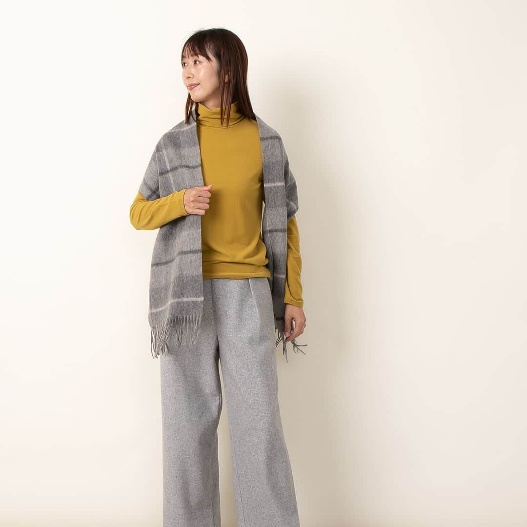 のインスタグラム：「. ＼対象商品2点以上で10%OFF！／ 「オータムファッションフェア」  少しずつ肌寒い日が増えて、 重ね着やアウターを合わせたりと、 さまざまなコーディネートが楽しめる 季節になりました。  ゆとりの空間オンラインショップでは、 10月31日（火）までの期間、 オータムファッションフェアを開催中！  期間中、ウェア・エプロンを2点以上ご購入で、 ＜10%OFF＞と大変お買い得です。  季節の変わり目に重宝するベストや、 秋冬にうれしい、あったか素材のエプロン、 新作のニット、ワンピースなども対象となります。  お気に入りのアイテムを身に着けて、 秋のお出かけをお楽しみください♪  ---- プレミアウォームタートルネックＴシャツ [7,480円(税込)] （品番：HK3A1109）  ニードルジャージーワイドパンツ [11,000円(税込)] （品番：HK3A1704）  ウォッシャブルウールブレンドニットプルオーバー [8,910円(税込)] （品番：HK3A2104）  起毛チェックワンピース [14,300円(税込)] （品番：HK3A3605）  ウォッシャブルウールブレンドニットベスト [8,470円(税込)] （品番：HK3A2404）  モールヤーンチェックスモック 2way [8,910円(税込)] （品番：HK3A8404）  ウィンドウペンチェックチュニックエプロン [8,470円(税込)] （品番：HK3A8512） ----  詳しくはプロフィールのリンクから @yutorino_kukan  #新商品 #新作 #ウェア #エプロン #ファッション #秋 #秋コーデ#おでかけコーデ #秋服 #ニット #タートルネック #ワンピース #ニットベスト #パンツ #トップス #オータムファッションフェア #栗原はるみ #yutorino_kukan #yutorinokukan #sharewithKuriharaharumi #ゆとりの空間 #オンラインショップ」