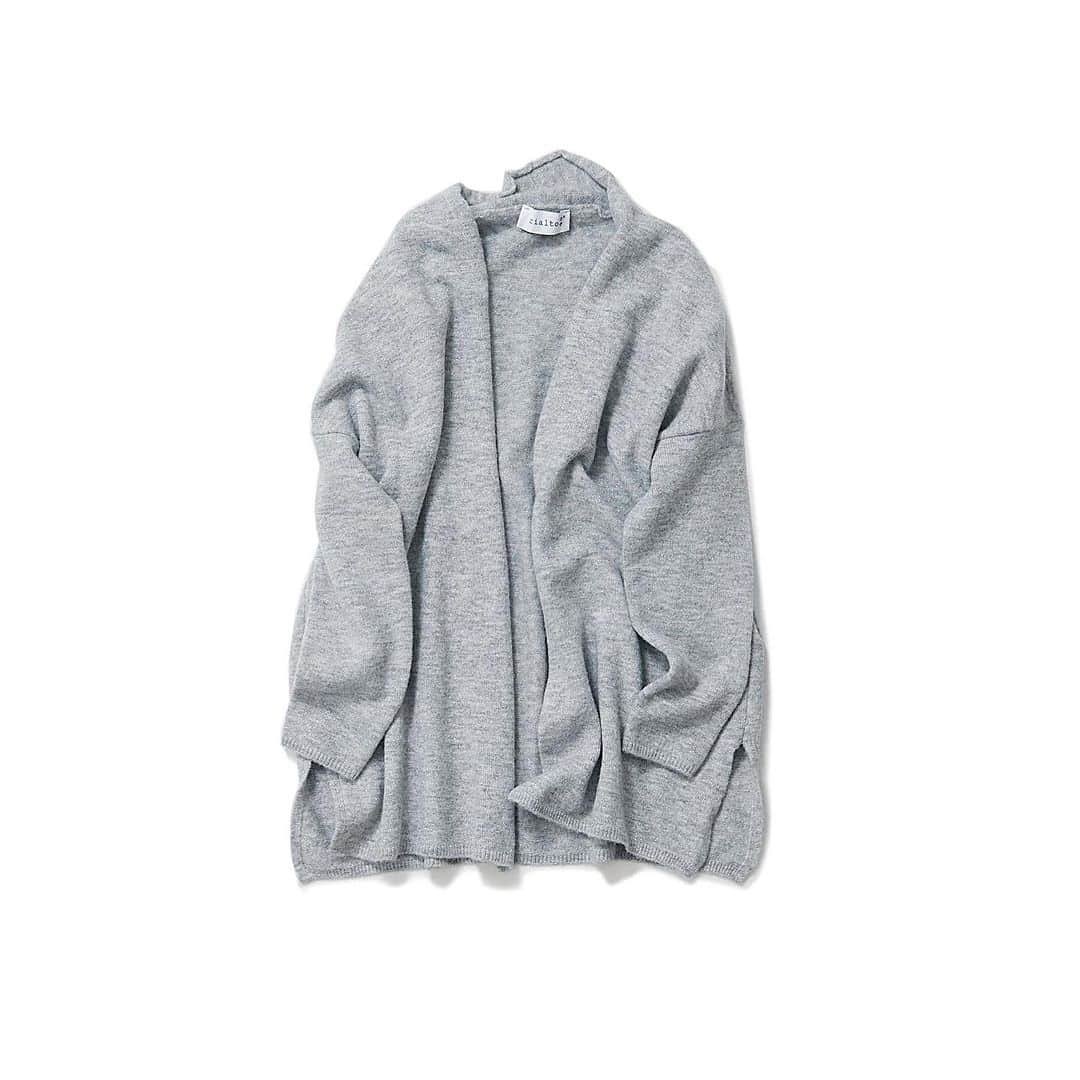 のインスタグラム：「・ K.Kshop ♦️Recommended♦️  ♦︎ rialto48 リアルト48／ガウンカーディガン　（GRIGIO） ・ 2014年に北イタリア・トレントで母娘で立ち上げたトータルコーディネートのブランド rialto48 。自分のスタイルをもって生きていく大人の女性に向けた、タイムレスでナチュラルなコレクションを展開しています。こちらは、柔らかなウールブレンド糸を使用したガウンタイプのニットカーディガン。 ゆったりとしたドロップショルダーのノーボタンデザインでサッと羽織れ、暖かくリラックス感のある軽い着心地です。 ストレッチ素材も入っているため型崩れしにくいのも魅力。 Tシャツなどカジュアルなインナーとの相性も抜群で、秋口から長く着用できるアイテムです。 ・ #kkcloset #kkshop #菊池京子 #kyokokikuchi #コーディネート #coordinate #code #ootd #outfit #follow #happy #style #春 #relax #italy #秋　#cardigan #カーディガン　#gray #グレー　#ラメ　#羽織り」