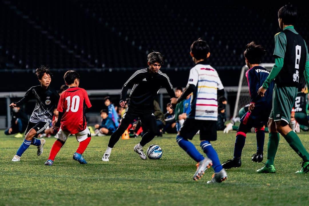 田中裕介さんのインスタグラム写真 - (田中裕介Instagram)「『想いはボールへ』  2022年11月に創設された KANSAI SOCCER FES。 第1回から3回まで株式会社イミオ様に『sfida』のサッカーボールをサポートして頂きました。  全3回の開催で約250球の サッカーボールを参加者の子供達へプレゼントしました⚽️  昨年このイベントを立ち上げる際に協力して頂ける企業様を探しました。 自分が描いたものを実現するために、様々な企業様と話を した中で前例のないイベントにすぐに協力の姿勢を示してくださる企業様はいませんでした。  その時、不安になり下を向きかけた自分の背中を押してもらったのは『sfida』のサッカーボールでした。  「田中さんの挑戦にこのサッカーボールを使ってください。」  ボールさえあればどこでも サッカーができる。 それがサッカーの素晴らしさです。 sfidaさんのその言葉で 自分の中のスイッチがつきました。  このボールを使って自分の 想いを次世代に届けようと そこから試行錯誤しながら 第3回まで無事に開催する事ができました。  9人の現役プロサッカー選手と3人の元プロサッカー選手 に自分の想いを伝えて、それをサッカーボールに託し子供達へプレゼントしました。  次世代を担う子供達の輝かしい未来へ。 KANSAI SOCCER FESは 『sfida』と共に進み続けます。  @kansai_soccer_fes  @sfidasports  #KANSAISOCCERFES #sfida #サッカーボール  【ブランド説明】 sfida(スフィーダ）は2005年、  高品質な手縫いサッカーボール製造から始まったスポーツブランド。  sfidaは、イタリア語で 「挑戦」の意。  “FOR THE CHALLENGER”  自分の夢やチームの目標に向かって、逃げずに何度でも挑んでいく。  そんな世界中の挑戦者たちを、全力でサポートし続けていくこと。  それが私たちの使命です。  FAIR TRADE  スポーツに関わる全ての人が笑顔になれるブランドを目指し、sfidaはフェアトレードを推進しています。  sfidaのボール生産工場では、ボールを作る職人たちに適正な賃金と労働環境を提供し、児童労働のないフェアなフットボールビジネスに取り組んでいます。  フェアトレード：発展途上国で作られた製品を適正な価格で継続的に取引することで、 発展途上国の生産者が持続的に生活を向上できるようにすること。 貧困のない、公正で平等な社会をつくるための考え方。」10月15日 11時02分 - yusuketanaka_official