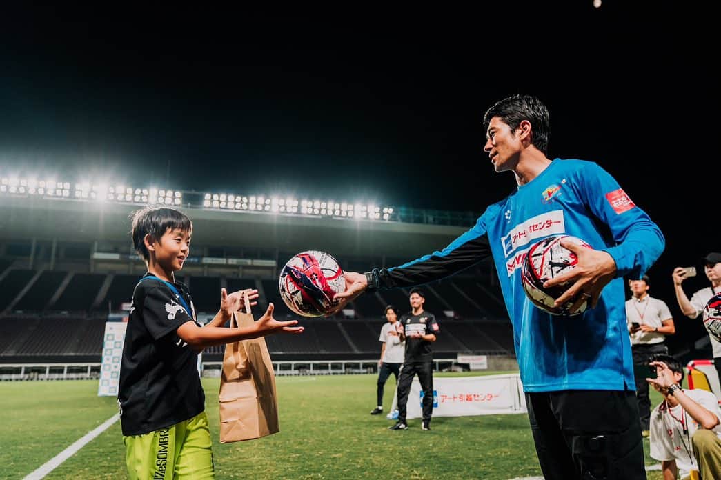 田中裕介さんのインスタグラム写真 - (田中裕介Instagram)「『想いはボールへ』  2022年11月に創設された KANSAI SOCCER FES。 第1回から3回まで株式会社イミオ様に『sfida』のサッカーボールをサポートして頂きました。  全3回の開催で約250球の サッカーボールを参加者の子供達へプレゼントしました⚽️  昨年このイベントを立ち上げる際に協力して頂ける企業様を探しました。 自分が描いたものを実現するために、様々な企業様と話を した中で前例のないイベントにすぐに協力の姿勢を示してくださる企業様はいませんでした。  その時、不安になり下を向きかけた自分の背中を押してもらったのは『sfida』のサッカーボールでした。  「田中さんの挑戦にこのサッカーボールを使ってください。」  ボールさえあればどこでも サッカーができる。 それがサッカーの素晴らしさです。 sfidaさんのその言葉で 自分の中のスイッチがつきました。  このボールを使って自分の 想いを次世代に届けようと そこから試行錯誤しながら 第3回まで無事に開催する事ができました。  9人の現役プロサッカー選手と3人の元プロサッカー選手 に自分の想いを伝えて、それをサッカーボールに託し子供達へプレゼントしました。  次世代を担う子供達の輝かしい未来へ。 KANSAI SOCCER FESは 『sfida』と共に進み続けます。  @kansai_soccer_fes  @sfidasports  #KANSAISOCCERFES #sfida #サッカーボール  【ブランド説明】 sfida(スフィーダ）は2005年、  高品質な手縫いサッカーボール製造から始まったスポーツブランド。  sfidaは、イタリア語で 「挑戦」の意。  “FOR THE CHALLENGER”  自分の夢やチームの目標に向かって、逃げずに何度でも挑んでいく。  そんな世界中の挑戦者たちを、全力でサポートし続けていくこと。  それが私たちの使命です。  FAIR TRADE  スポーツに関わる全ての人が笑顔になれるブランドを目指し、sfidaはフェアトレードを推進しています。  sfidaのボール生産工場では、ボールを作る職人たちに適正な賃金と労働環境を提供し、児童労働のないフェアなフットボールビジネスに取り組んでいます。  フェアトレード：発展途上国で作られた製品を適正な価格で継続的に取引することで、 発展途上国の生産者が持続的に生活を向上できるようにすること。 貧困のない、公正で平等な社会をつくるための考え方。」10月15日 11時02分 - yusuketanaka_official