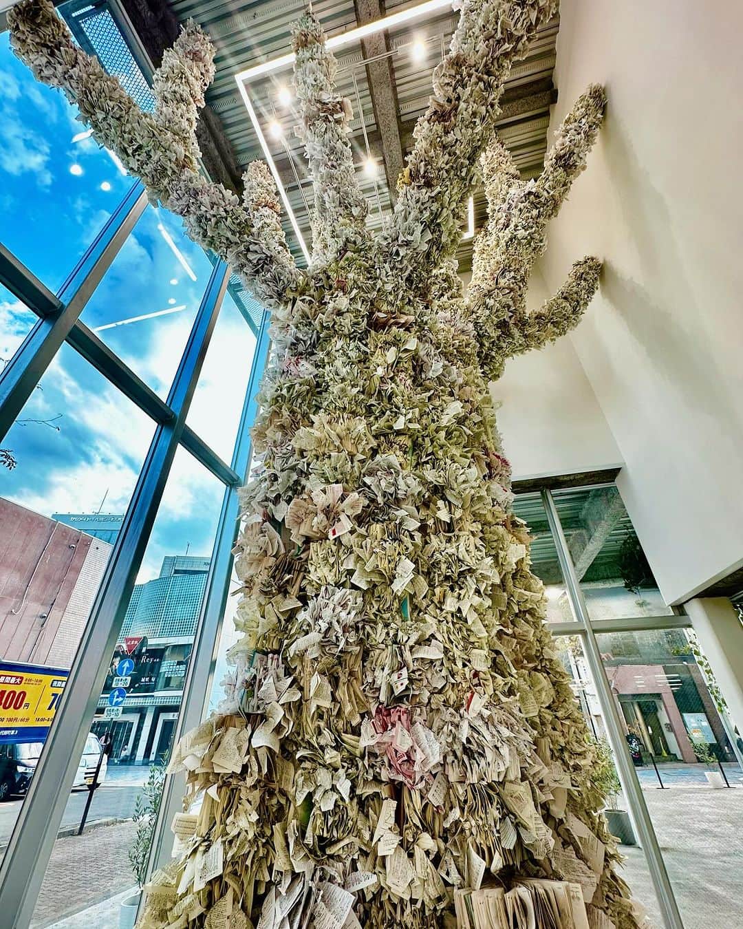 谷川じゅんじさんのインスタグラム写真 - (谷川じゅんじInstagram)「New Horizon Vision of the Future 群馬県前橋市の美術館、アーツ前橋で開館10周年記念展“ニューホライズン 歴史から未来へ”が始まった。美術館はもとより街中に飛び出したアート作品とまちなみのマリアージュがエキセントリックでたまらない。昭和と平成と令和が混ざるとこうなるのねっていう空間体験。これはなかなか無い空気。必見です。 会場｜アーツ前橋と前橋市中心市街地 会期｜2023年10月14日［土］－2024年2月12日［月・祝］ 開館時間｜午前10時～午後６時（入館は午後5時30分まで） 休館日｜水曜日（年末年始の休館は12/27［水］～1/4［木］） 主催｜New Horizon展実行委員会、前橋市 #artsmaebashi #newhorizon #goodvibesonly #goodneighbors #thisijapan」10月15日 11時02分 - junjitanigawa