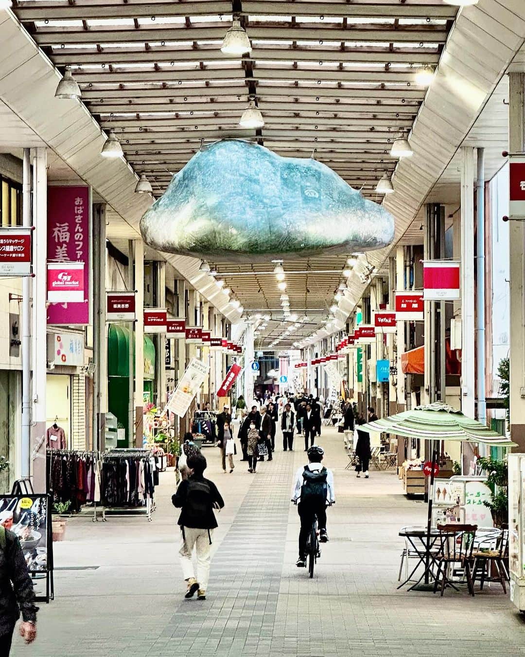 谷川じゅんじさんのインスタグラム写真 - (谷川じゅんじInstagram)「New Horizon Vision of the Future 群馬県前橋市の美術館、アーツ前橋で開館10周年記念展“ニューホライズン 歴史から未来へ”が始まった。美術館はもとより街中に飛び出したアート作品とまちなみのマリアージュがエキセントリックでたまらない。昭和と平成と令和が混ざるとこうなるのねっていう空間体験。これはなかなか無い空気。必見です。 会場｜アーツ前橋と前橋市中心市街地 会期｜2023年10月14日［土］－2024年2月12日［月・祝］ 開館時間｜午前10時～午後６時（入館は午後5時30分まで） 休館日｜水曜日（年末年始の休館は12/27［水］～1/4［木］） 主催｜New Horizon展実行委員会、前橋市 #artsmaebashi #newhorizon #goodvibesonly #goodneighbors #thisijapan」10月15日 11時02分 - junjitanigawa