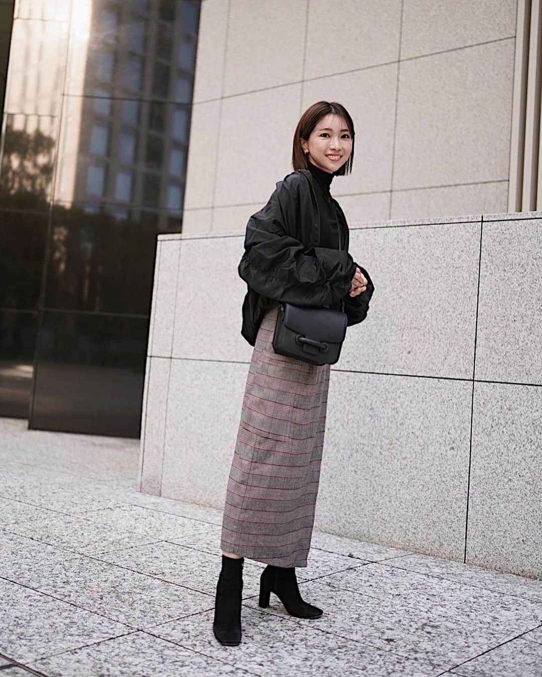 のインスタグラム：「⁡ ⁡ さーむーいー☔️ 今日本当寒いですね！ ⁡ 息子のダンスの発表会で朝から横浜にっ♡ リハーサル中なので待ち時間に更新！ ⁡ ⁡ 先日展示会でオーダーしたブルゾンが届いたよ〜 ⁡ コンパクトな丈感にボリュームスリーブの たっぷりギャザーのバランスが🫰🏻💞 首元はノーカラーで、MA-1のミリタリー感と キレイめをミックスした雰囲気が◎ ⁡ ⁡ BLOUSON... @bonjoursagan  TOPS... lephil BOTTOM... nostalgia×MA CHERIE BAG... vasic  ⁡ ⁡ ⁡ #bonjoursagan #bs_style #ボンサガ #fashion #outfit #ootd #coordinate #패션 #오오티디 #데일리룩 #코디스타그램 #악세사리 #오늘뭐입지 #좋아요 #156センチコーデ #sサイズコーデ #秋コーデ #秋冬コーデ #シンプルコーデ #ファッション #コーディネート #コーデ」