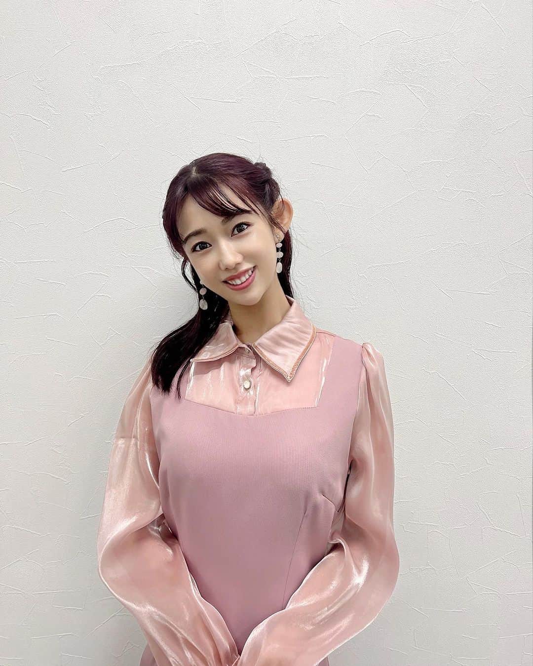 堀江聖夏のインスタグラム：「⌇‎📺♡ ⁡ 今週も1週間、おつかれさま♡ ⁡ ⁡ 毎週日曜22:54〜BS日テレ「汐留TV!」 ⁡ 衣装は ⁡ ワンピース：WildLily @wildlily_daikanyama  イヤリング：ABISTE @abiste_official  サンダル：DIANA @dianashoespress  ⁡ ピンクはなんだか、久しぶり💕 ⁡ ________________________________ #汐留TV #ワンピース #ワンピ #ドレス #ドレス #秋服 #ブルベ冬 #wildlilydaikanyama」