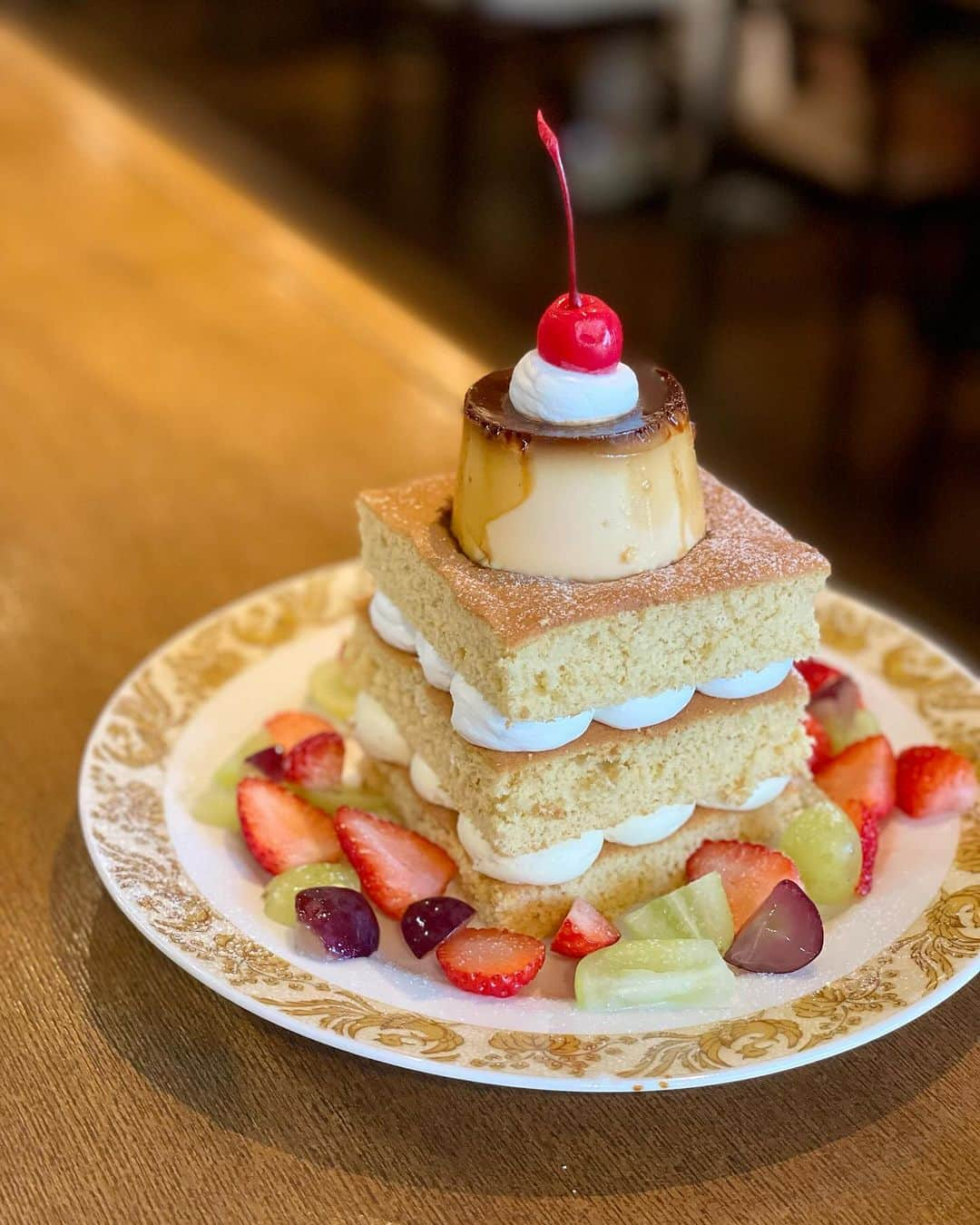 リスカフェさんのインスタグラム写真 - (リスカフェInstagram)「予約限定 ふんわりカステラプリンケーキ🍰  本和香糖をつかった柔らかくカステラの様な生地。 Re:sオリジナルブレンドの甘さ控えめ生クリームでサンドし大人気のプリンを乗せました！  周りには季節のフルーツを散りばめた一品です。  大きく見えますが生地が柔らかくふんわりとしているためペロリと召し上がれちゃいます。  #本和香糖  #ふんわりカステラ  #カステラパンケーキ #カステラ #プリン  #tokyo #sweets #cafe #cake #リスカフェ #カフェ」10月15日 11時07分 - res_cafe