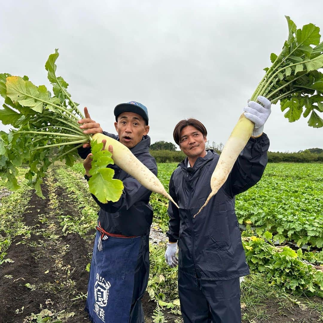 石田靖さんのインスタグラム写真 - (石田靖Instagram)「テレビ大阪⑦『発見❗️食遺産』 ゲストの大久保嘉人さんと 滋賀県長浜&高島市で食遺産探し どんな食遺産レシピと出逢ったんでしょうか⁉️  OAお楽しみに〜 #テレビ大阪 #発見食遺産 #長浜グルメ  #余呉湖 #木之本宿 #つるやパン #みちくさ #高島グルメ #朽木エリア #丸八百貨店 #泰山寺 #ホトラ舎 #大久保嘉人 #石田靖 #一期一笑」10月15日 11時08分 - yasulog