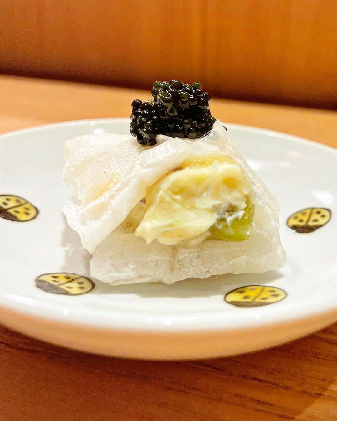 乾雅人さんのインスタグラム写真 - (乾雅人Instagram)「虎ノ門とだか@虎ノ門ヒルズ 予約2年半待ちの食堂とだか。虎ノ門ヒルズの方も2025年5月まで埋まっているらしい 笑 五反田に比べてカウンターの内側が広い！スタッフさんが動き回るのを見てるだけで「ココ、とだか？」とかなり混乱する。 そしてほんの少しだけ「港区」感がある料理 笑 五反田本店は戸高さんの笑顔と人柄、そしてギチギチの店内が温かいムードを作るのに対し、 虎ノ門ヒルズ店は若いスタッフさんの細やかな気遣いと楽しいカウンターを作るんだという気概があった。 食べ終えた帰り際、五反田の川沿いじゃないことにまた違和感。猥雑で五反田のスナックが詰め込まれた雑居ビルの「とだか」に慣れてしまっていることを完全に自覚。 料理は同じ。だけどロケーションという風味が全く違うって面白い。」10月15日 11時10分 - inuimasato