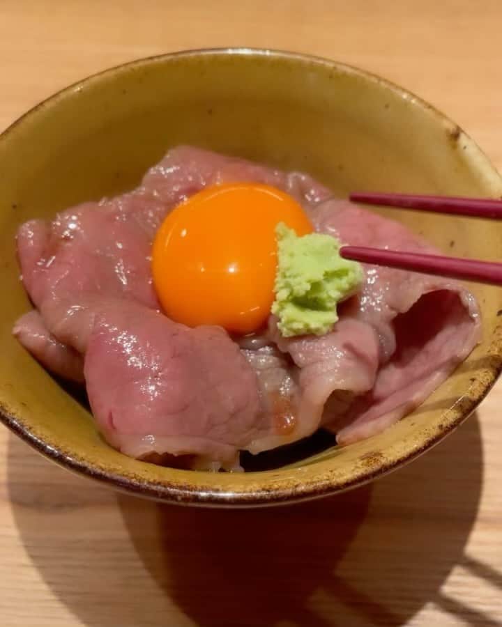 乾雅人のインスタグラム：「虎ノ門とだか@虎ノ門ヒルズ 予約2年半待ちの食堂とだか。虎ノ門ヒルズの方も2025年5月まで埋まっているらしい 笑 五反田に比べてカウンターの内側が広い！スタッフさんが動き回るのを見てるだけで「ココ、とだか？」とかなり混乱する。 そしてほんの少しだけ「港区」感がある料理 笑 五反田本店は戸高さんの笑顔と人柄、そしてギチギチの店内が温かいムードを作るのに対し、 虎ノ門ヒルズ店は若いスタッフさんの細やかな気遣いと楽しいカウンターを作るんだという気概があった。 食べ終えた帰り際、五反田の川沿いじゃないことにまた違和感。猥雑で五反田のスナックが詰め込まれた雑居ビルの「とだか」に慣れてしまっていることを完全に自覚。 料理は同じ。だけどロケーションという風味が全く違うって面白い。」