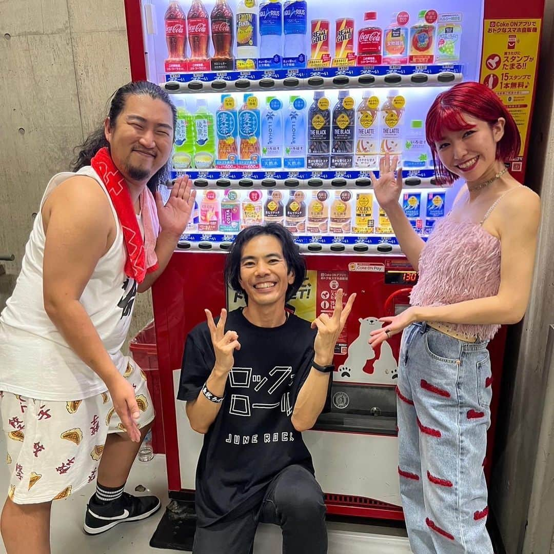 なかねかなさんのインスタグラム写真 - (なかねかなInstagram)「JUNE ROCK FES 深夜テンションで書いたみたいな楽曲ばっかりなので 時間帯とマッチしすぎてて完璧にシュールでカオスで最高だたー！ 写真撮る時も自販機さえ隠さないように気を遣えるじゅんさん！ラヴ🫶」10月15日 11時10分 - nknknk1206