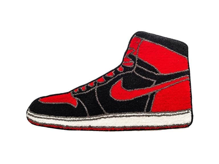 セカンドラボさんのインスタグラム写真 - (セカンドラボInstagram)「AIR JORDAN1 BLACK x RED  1番人気のブレッド（ブラックxレッド）が少量再入荷！ ビッグサイズもござます。  通称：ブレッドはBlack(ブラック)/Red(レッド)の略称。 NBAから同カラーの着用が禁止されたことが由来。 ジョーダンはダンクコンテストやプロモーションでこのブレッドを着用していたそうです。  http://secondlab.us  #sneakers #kicks #secondlab  #snkrs #nike #rug #interior  #faniture #home #decor #living #products #lifestyle  #japanmade #jordan #aj1 #madeinjapan #ラグ #スニーカー ＃マット #ジョーダン　#ジョーダン1」10月15日 12時35分 - secondlab_official