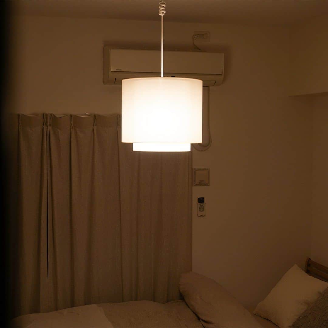 Re:CENO（リセノ）さんのインスタグラム写真 - (Re:CENO（リセノ）Instagram)「【お店だより】福岡店スタッフが愛用する照明特集  こんにちは。 Re:CENO FUKUOKAのタテワキです。  この頃は日の暮れが早くなり、 お家で過ごす夜の時間が長くなりました。  夜のお家時間を心地よく過ごすためには、 照明選びが鍵となります。  今回は、福岡店スタッフが自宅で使っている おすすめの照明をご紹介します。  ---------------------------------------  ▼榎本愛用「Re:CENO product｜フロアライト Brass＆Layered」 （画像1〜2枚目）  榎本宅では、リビングやダイニングで フロアライトを使用。  消灯時でも絵になる佇まいは、 お部屋のフォーカルポイントになっています。  支柱の真鍮素材は、経年変化を楽しめ ヴィンテージ家具との相性も抜群です。  ---------------------------------------  ▼濵田愛用「Re:CENO product｜ペンダントライト Layered」 （画像3〜4枚目）  濵田宅では、ペンダントライトを ワンルームのメイン照明として使用。  透け感のある二重シェードから漏れる光は、 お部屋全体を優しく照らしてくれます。  同じシリーズのフロアライトと組み合わせて、 まとまりのある空間に。  ---------------------------------------  ▼立脇愛用「Re:CENO product｜テーブルライト SIENI」 （画像5〜6枚目）  私は、コードレスタイプのテーブルライトを愛用。  ダイニングの灯りや棚上のディスプレとして、 いろんな場面で活躍してくれます。  簡単に移動ができ、どんな場所も くつろぎの場にしてくれるので、 リラックスタイムに欠かせないアイテムです。  ---------------------------------------  いかがでしたでしょうか？  ぜひ、お部屋を豊かにしてくれる照明を取り入れて、 心地よい夜時間を楽しみましょう。  実店舗では今回ご紹介したアイテム以外にも、 様々な照明を取り揃えています。  気になった方はぜひ、 お近くの実店舗までお越しください。  それでは、本日も皆様のご来店を スタッフ一同お待ちしております。  #リセノ #インテリア#インテリアショップ #福岡 #福岡赤坂 #家具 #リセノ福岡 #ナチュラルヴィンテージ #おうち時間 #暮らしを楽しむ #暮らしを整える#家具コーディネート#おうちづくり #照明#テーブルライト#フロアライト#ペンダントライト #receno #interior #fukuoka #interiorstyling #furniture #naturalvintage」10月15日 11時22分 - receno.interior