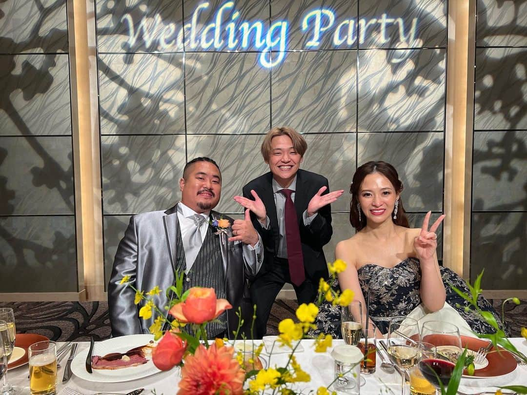 藤井達也のインスタグラム：「りょうすけ、ちひろちゃん 改めておめでとうございます🎉🍾  素敵な披露宴でした‼️  お幸せに⭐️  二次会司会と久しぶりのライブも楽しかったー◡̈⃝♩  達也も結婚したくなりましたーーwww #KIOKJAPAN」