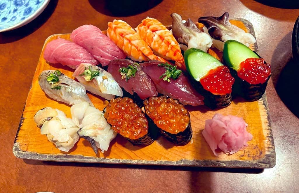 かないみかのインスタグラム：「昨日は素敵な飲み会で、美味しいお寿司と素晴らしいメンバーでした♥️ 今日はあいにくの雨だけど楽しい日曜日をお過ごしください♥️♥️♥️」