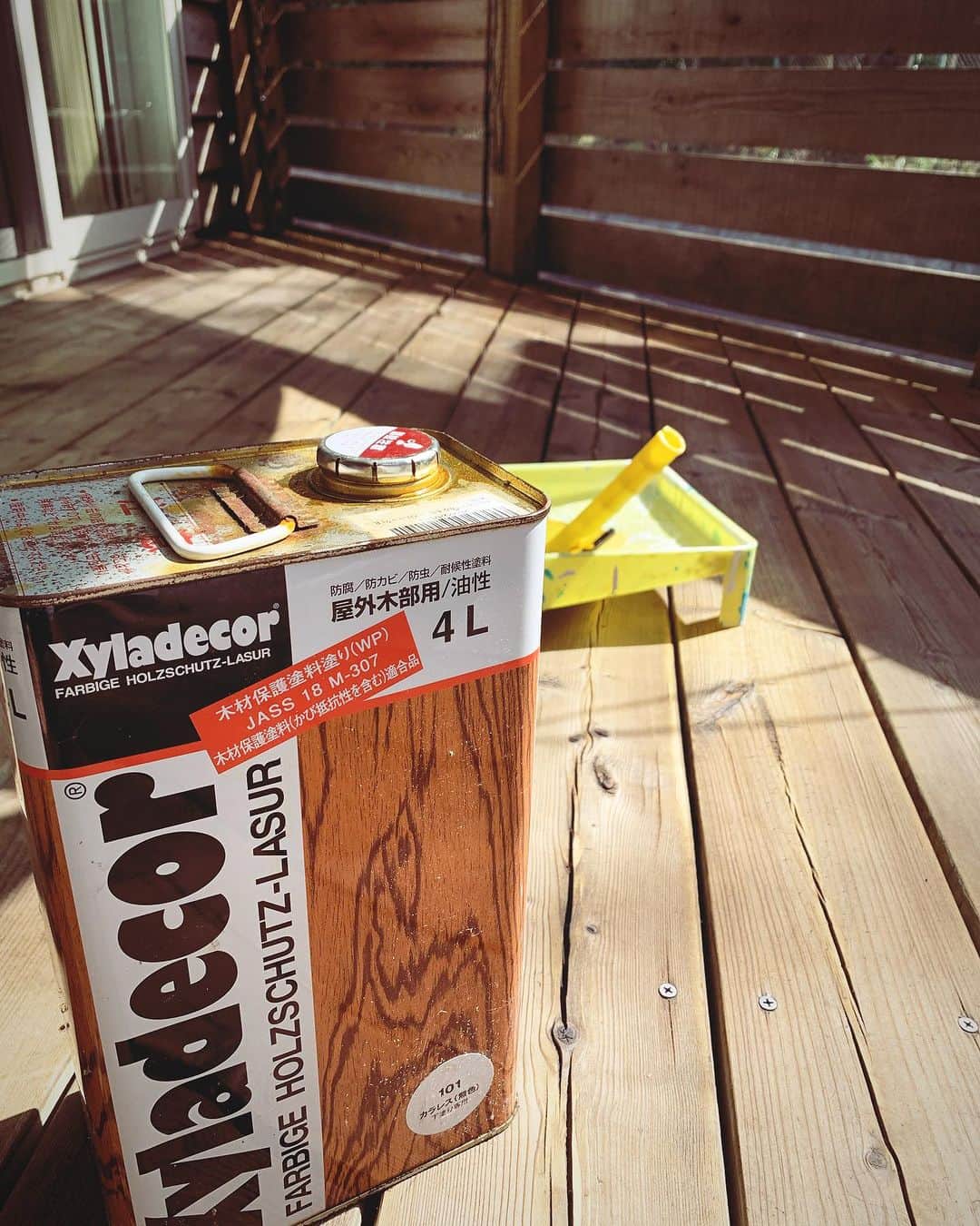 河口恭吾のインスタグラム：「家のウッドデッキが経年劣化でささくれ立って素足だと危ないので電動サンダーで削ってから、 防水塗料を塗りました。  木材の屋外用パテって何が良いんでしょうか？  検索してもあまり出て来ません。  サンダーで削ってもまだ危ない箇所があるのでパテか、彫刻刀で削るか、迷ってます。  #DIY #ウッドデッキ　#木材加工  #電動サンダー  #電動サンダー楽だわ　#キシラデコール」