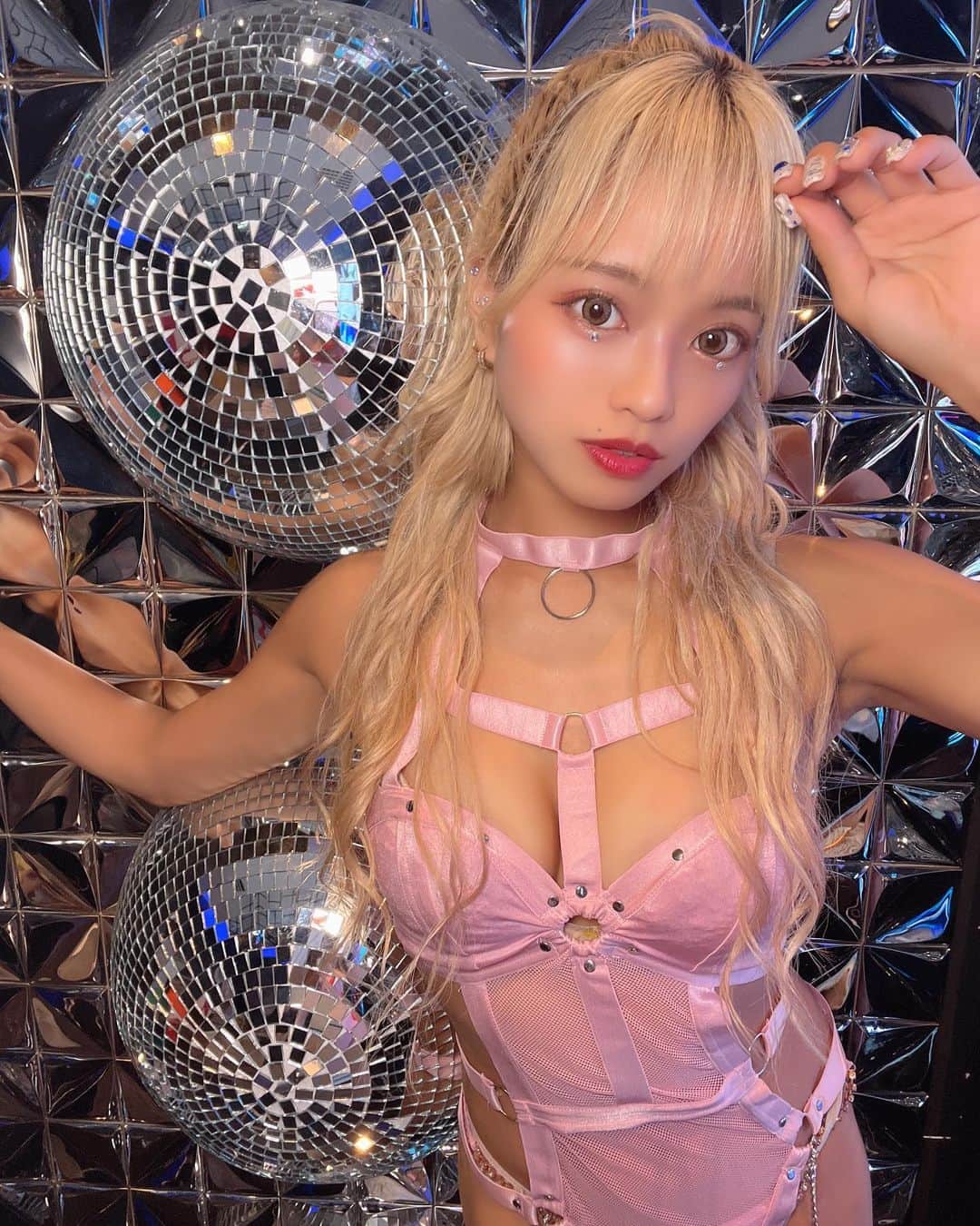 ラムのインスタグラム：「🩷🩶🩷🩶🩷🩶🩷🩶🩷🩶🩷🩶 . . . こういうの大好き🩷🩶 .   #burlesquetokyo #バーレスク東京  #六本木 #showgirl #showdancer  #blackflow #ちびっこギャング #グラビア #ハーフポニー #金髪ロング #バーレスクts #ギャル  #롯폰기 #바레스크도쿄 #일본 #도쿄」