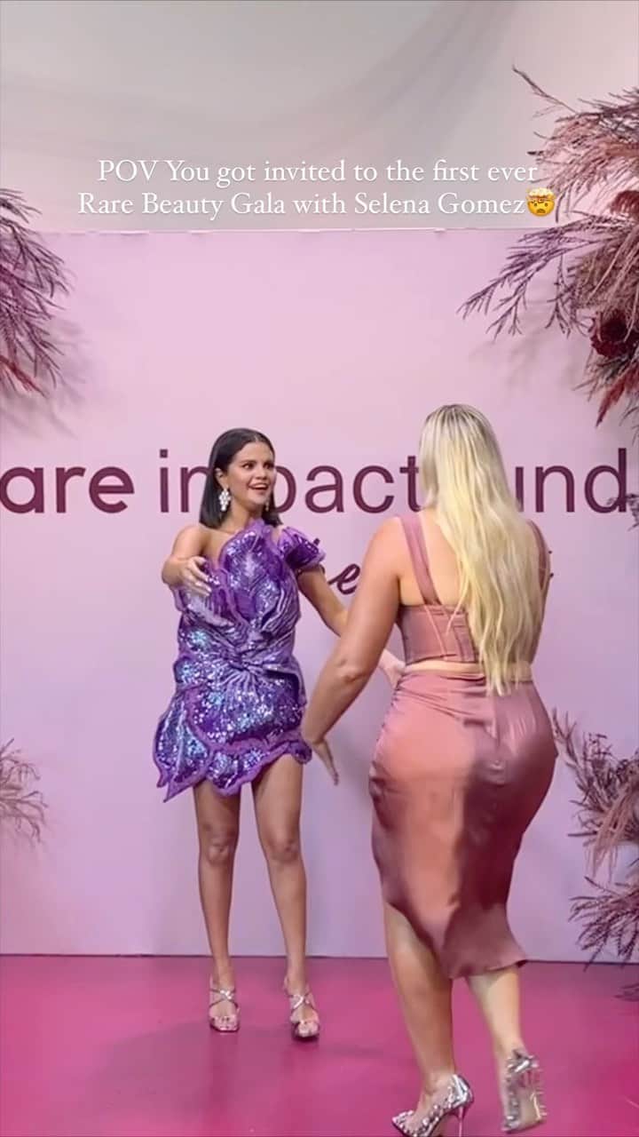 イスクラ・ローレンスのインスタグラム：「Still can’t get over this moment😳 full vlog is up on my YouTube (in my bio)  taking you behind the scenes and sharing this moment and everything we talked about that I’ll cherish always🥹   Thank you for all you do @selenagomez your heart is so pure and your work with the @rarebeauty impact fund is changing lives  Eternally grateful for the @paywithcatch team and @dolcevicca for making this opportunity happen, your financial support for mental health causes and your goal to give the power back to consumers support brands and reduce debt. Excited to see the future for you and the team✨   . . . . . #rarebeauty #rarebeautybyselenagomez #selenagomez #selenagomezedits #selenagomezedit #rarebeautygala #mentalhealthmatters #mentalhealthawareness」
