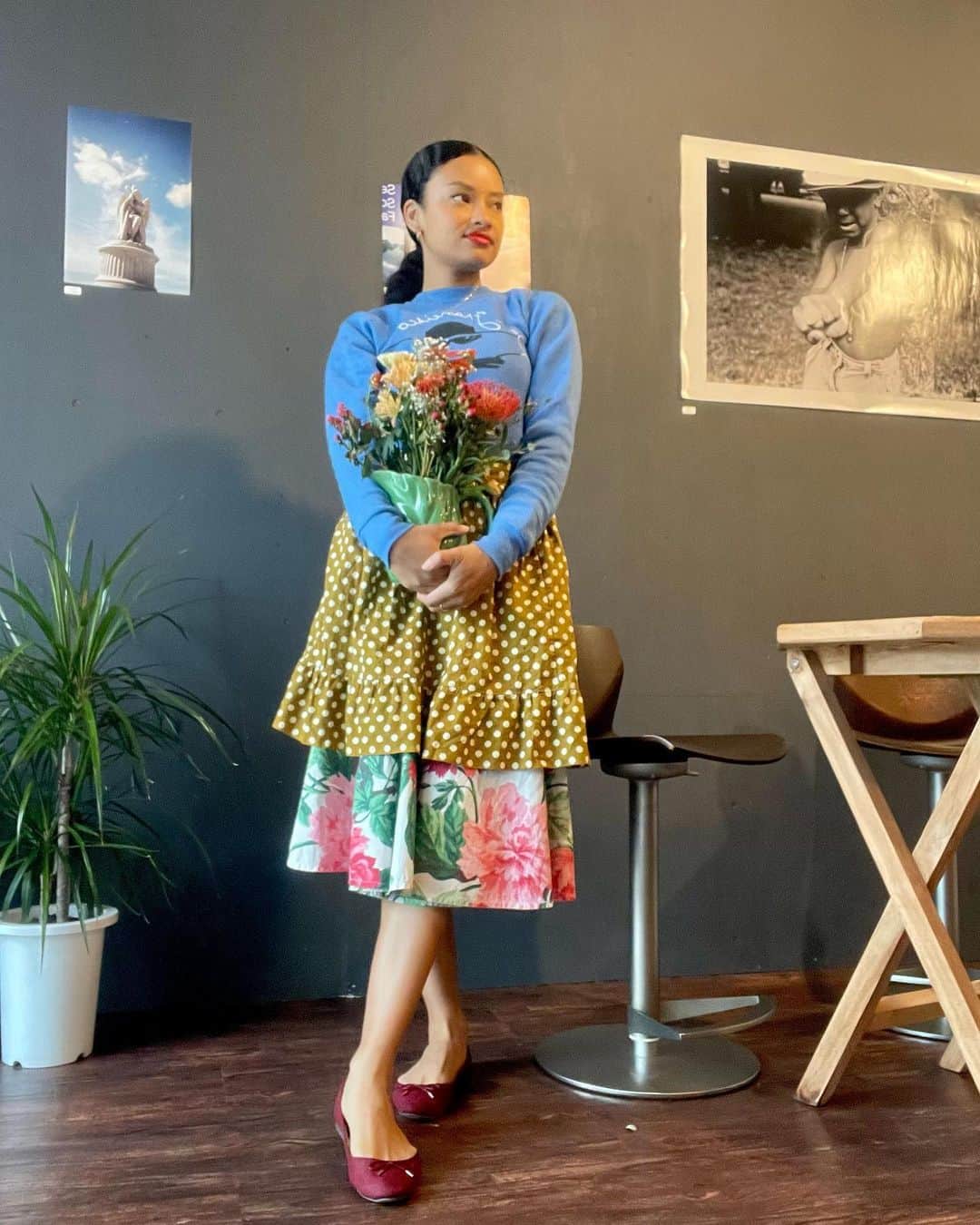 ティファニー・キャデラックのインスタグラム：「Now I got a good reason to style my apron collection💐🪆🫒💕」