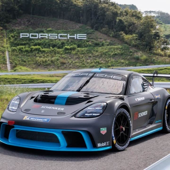 Porsche Japanさんのインスタグラム写真 - (Porsche JapanInstagram)「GT4 e-Performanceがポルシェ・エクスペリエンスセンター東京に登場。 @pectokyo   #Porsche #ポルシェ #eパフォーマンス #モータースポーツ」10月15日 11時31分 - porsche_japan