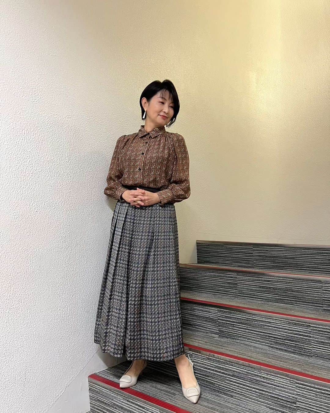 小島奈津子のインスタグラム：「2023.10.15 #BSTBS　#噂の東京マガジン  #衣装提供　#PR ブラウス&スカート @daksjapan   パンプス @dianashoespress   先週㈰にお借りした衣装です、 遅くなりました🙇  関東は激しい雨ですね☔ MGCも強い雨の中のレースで💨 大変そうでしたが、 テレビの前で🙇🙇🙇応援していました！  今日の噂の東京マガジン、 #噂の現場　は、ワタシがレポートしています。 林業に真剣に向き合っている青年に密着します🌲🌲🌲」