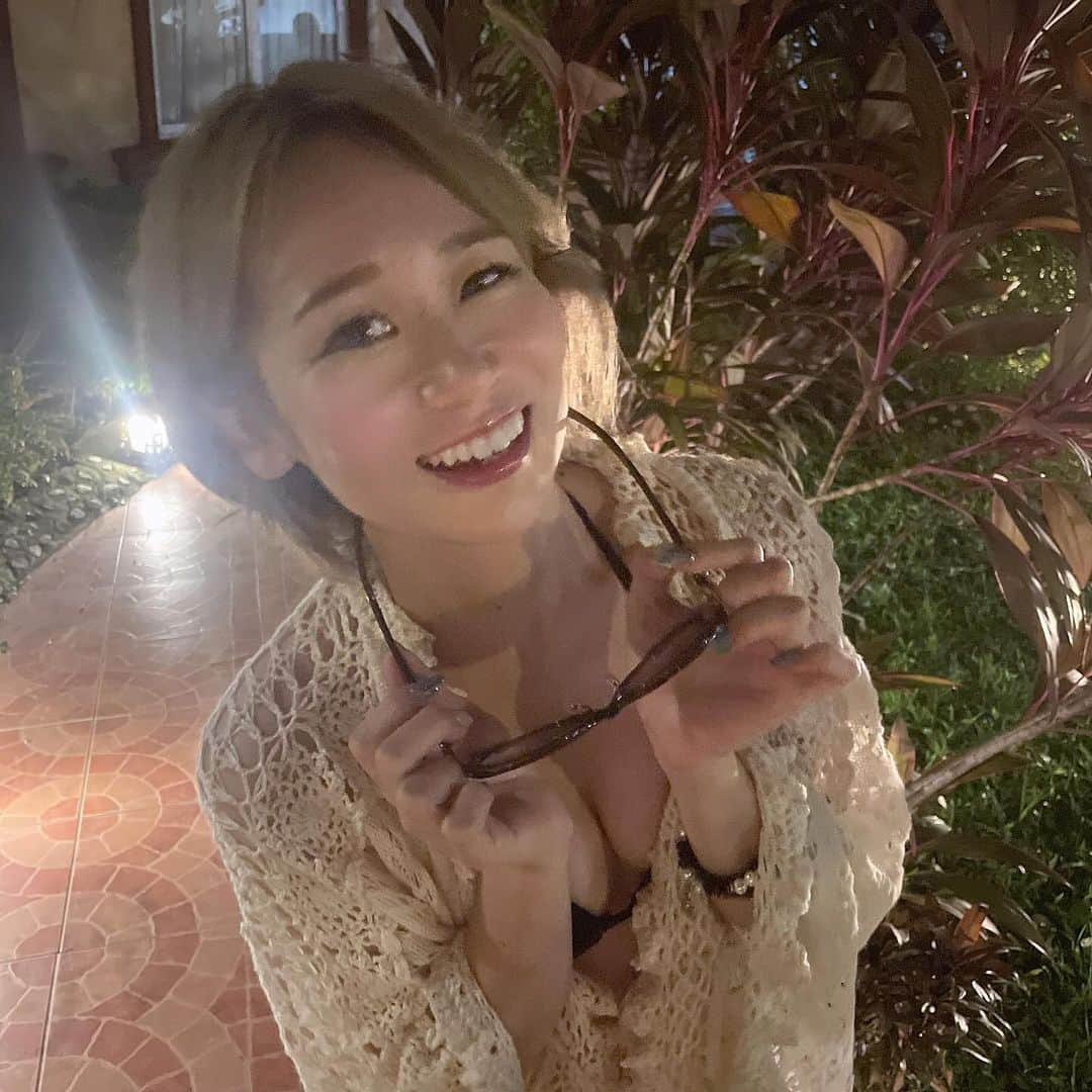 Arisa Nanaseのインスタグラム：「最近○○が少ないので稼がせてください🤣  →最近いいねが少ないので、水着でいいねを稼がせてください。笑　 アメリカの大好きなVictoria's secretの水着久々に着たけど盛れない😔笑　  プールで泳いだ動画はストーリーにでも載せます😎顔つけずに泳ぐの上手いよ🐕笑  #水着　#グラサン　#victoriassecret #セブ　#ナイトプール　#25m #ビキニギャル」