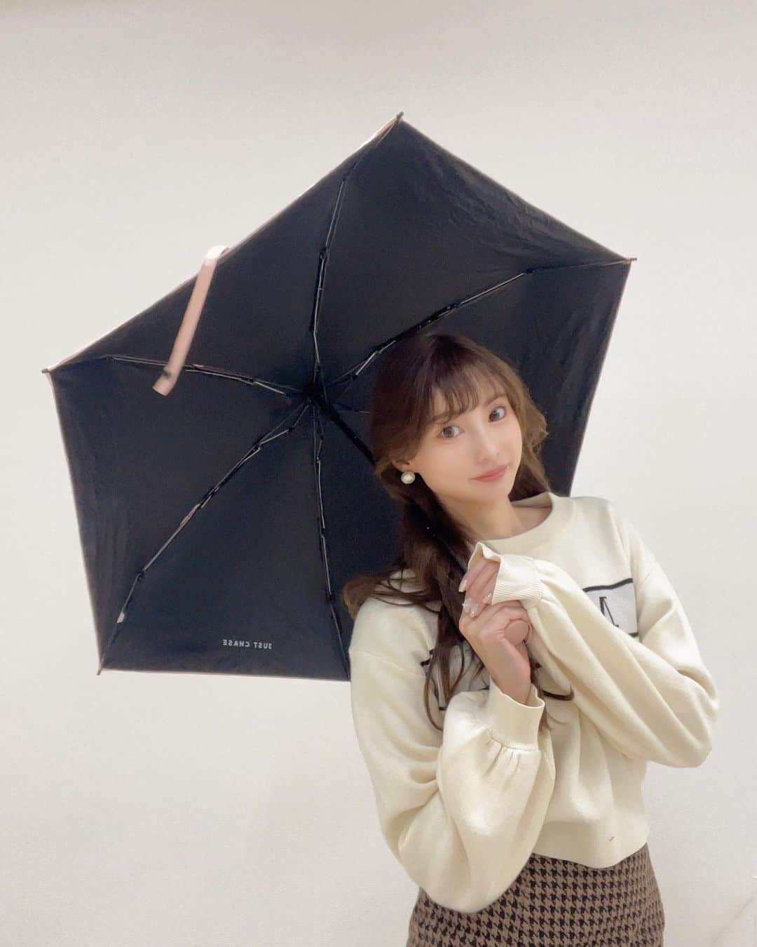 高崎モモコ さんのインスタグラム写真 - (高崎モモコ Instagram)「日傘雨傘両方OK☂️デザイン豊富なSHOP🤍 . . 🌂【NOVAE】 @_novae.jp_  . . 日傘にも雨傘にもなる便利な折りたたみ傘をNOVAEさんでGETしました❤︎ デザインや大きさもたくさんあって絶対にお気に入りが見つかります✌︎ . 私はなるべくかさばりたくないので小さめのピンクにしました🍑🌂 機能性もばっちりです🙏🏻 . . 日焼けや雨で憂鬱になることもあるけど アイテムが可愛かったらテンション上がりますよね🥹🤍 . . ぜひぜひチェックしてみてください👼 . . #雨傘#折りたたみ傘#日傘#novae #関西インスタグラマー#グルメインスタグラマー#大阪インスタグラマー #関西インフルエンサー#関西インスタグラマー#関西モデル #関西フリーモデル#関西アパレルモデル#大阪モデル」10月15日 11時38分 - momoko_takasaki