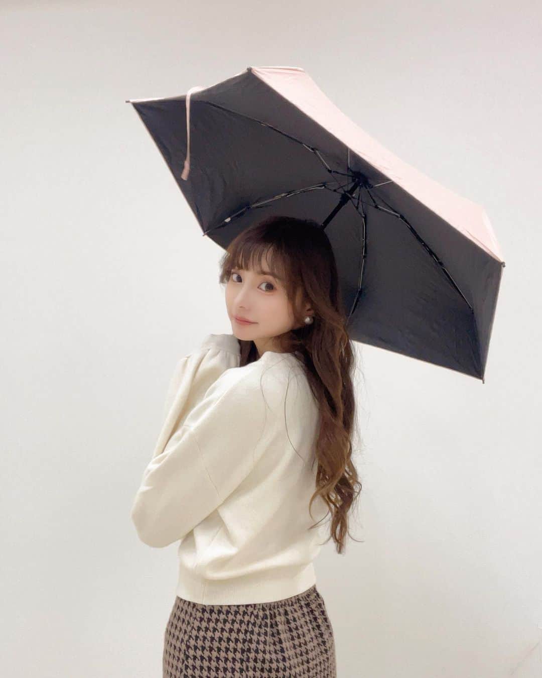 高崎モモコ さんのインスタグラム写真 - (高崎モモコ Instagram)「日傘雨傘両方OK☂️デザイン豊富なSHOP🤍 . . 🌂【NOVAE】 @_novae.jp_  . . 日傘にも雨傘にもなる便利な折りたたみ傘をNOVAEさんでGETしました❤︎ デザインや大きさもたくさんあって絶対にお気に入りが見つかります✌︎ . 私はなるべくかさばりたくないので小さめのピンクにしました🍑🌂 機能性もばっちりです🙏🏻 . . 日焼けや雨で憂鬱になることもあるけど アイテムが可愛かったらテンション上がりますよね🥹🤍 . . ぜひぜひチェックしてみてください👼 . . #雨傘#折りたたみ傘#日傘#novae #関西インスタグラマー#グルメインスタグラマー#大阪インスタグラマー #関西インフルエンサー#関西インスタグラマー#関西モデル #関西フリーモデル#関西アパレルモデル#大阪モデル」10月15日 11時38分 - momoko_takasaki