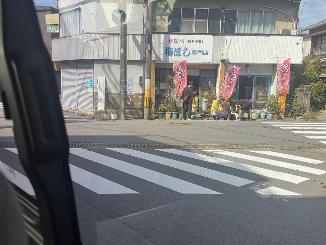 彼方茜香さんのインスタグラム写真 - (彼方茜香Instagram)「350年前の梅干し♥ ほんわかテレビのロケで行った梅干し屋さん·͜·  350年前の梅干し。 100年前の梅干し。 食べた!!美味しかった!! かび臭いとかも全くなく350年どう保管されてるかは企業秘密だとか🤫 店内には沢山の梅干し🔴✨️ また店主の笑い声を聞きに行きたいなぁ(˶˙ᵕ˙˶)✌️  #大阪ほんわかテレビ  #読売テレビ  #毎週金曜日  #sarynほんわかテレビ」10月15日 11時43分 - serikaochikata