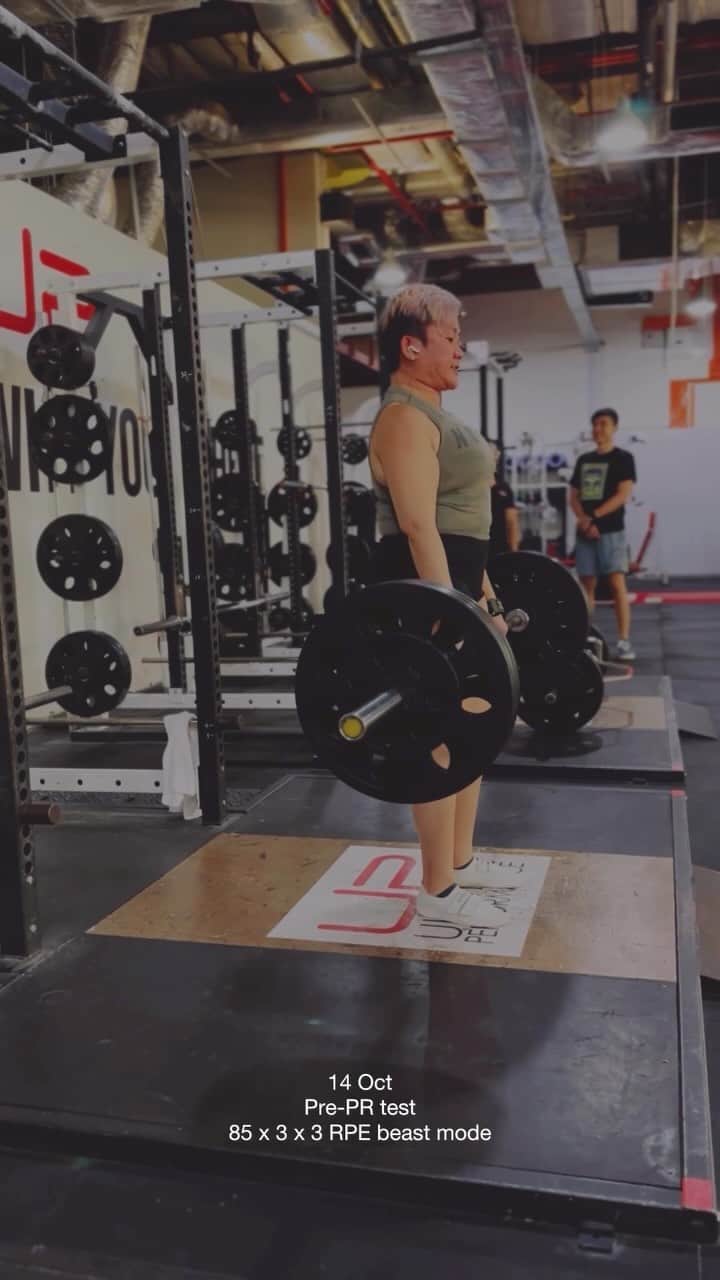 鄭碧瑩のインスタグラム：「To those who wondered if I stopped deadlifting, finally an update worth sharing.  Took a new job in June which required me to spend half my time in HK in a hotel room. Hotel had a so-so gym with no olympic setup. Not being able to DL for 2 weeks was not fun.  Work became more demanding, no way to prep meals for 2 weeks of the month. When my diet is mostly chicken rice or Salad Stop while in HK my colleagues thought I am a bit psycho.   Later I found a gym opposite my hotel and got back to it. However I was flip flopping my training time between evening in HK and mornings in SG (long commute to office) and nothing was ideal.  But deep down I know there will be progress. Because part of it is science. If you keep training hard and eating well, it will happen. It may take longer but the #strengthtraining journey is a lifestyle, not a race.   Coach said we can test 90 x 1 from the floor next week and I can’t wait!!」