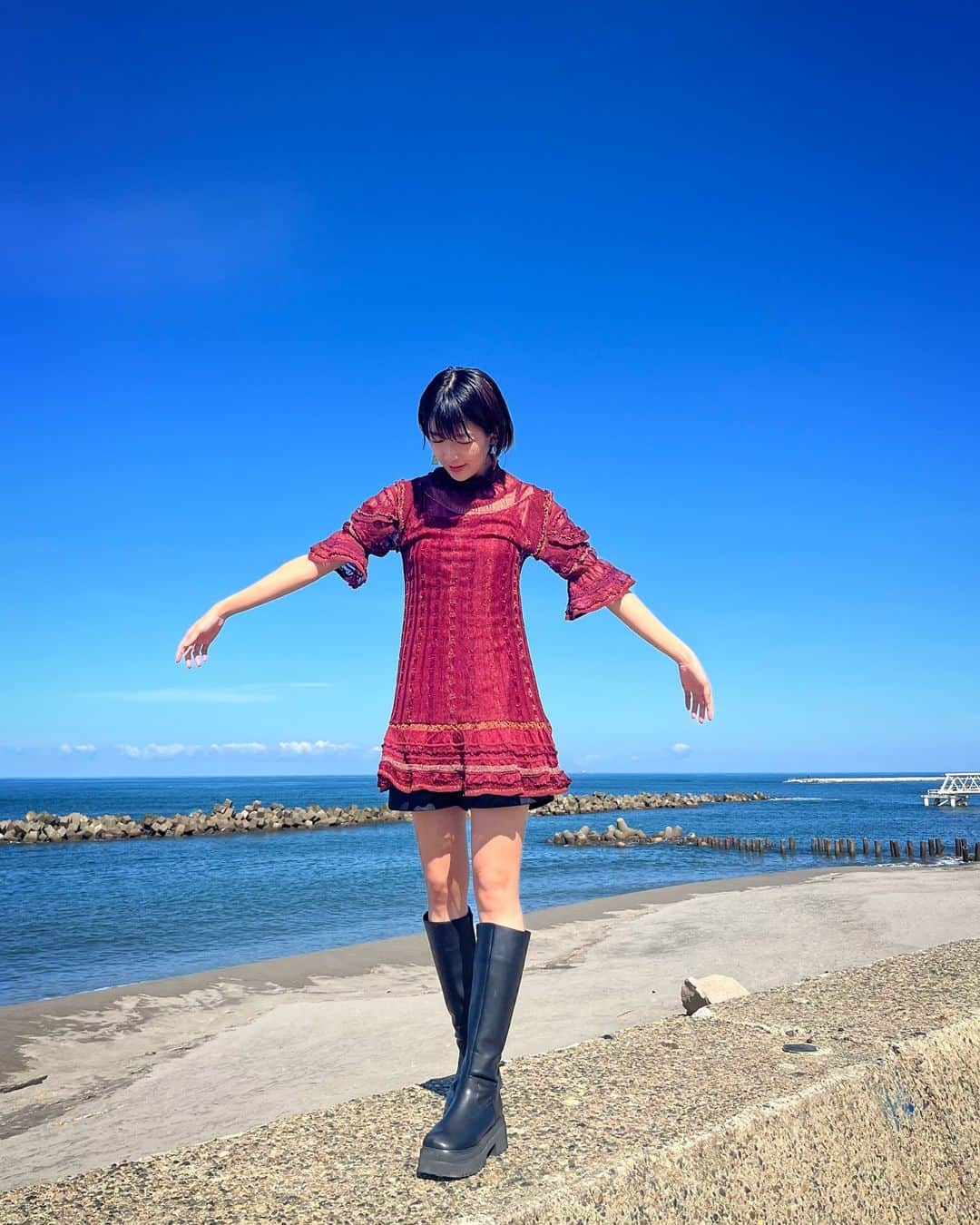 眞嶋優のインスタグラム：「新潟県の西海岸公園！ もともと海に行く予定は０だったのですが、 天気の良さに導かれ、日本海へ🌊 安心してください、 ボールと靴は常に持ち歩きます！  綺麗なグラデーションの青、波音、 幸せなひとときでした☺️  動画は、地元の4歳の女の子！ 人見知りしない子で、可愛かった〜  The Sea of Japan🌊 I was blessed with great weather!  #日本海 #日本 #新潟 #西海岸公園 #旅行 #観光 #海 #japan #Niigata #sea #seaofjapan #shorthair ##japanesegirl」