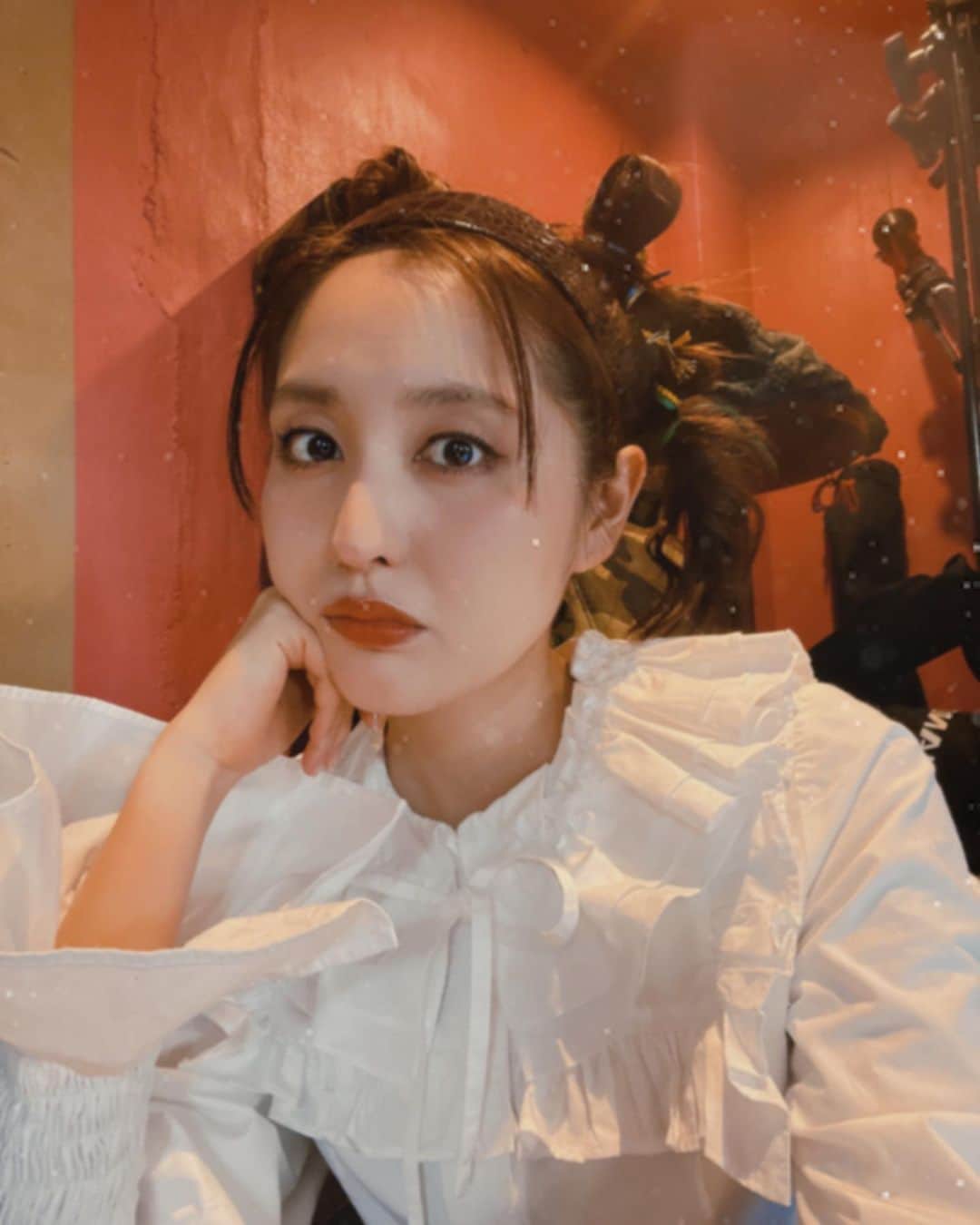 岩井七世のインスタグラム：「井上テテさん初監督映画🎞️ 『退屈なエンドロール』 公開まであと5日🎉  テテさん演出の舞台や、テテさん率いる劇団マカリスターには私も何度か出演していて、キャストも今まで舞台で共演した方ばかり。こんなふうに映画で会えるなんてとても幸運なことです✌︎  今作のプロデューサー&素晴らしい女優✨詞葉さんにも感謝と尊敬の気持ちでいっぱいです🙏🧡衣装もヘアメイクも音楽も映像も大好き！  『退屈なエンドロール』  脚本・監督　 井上テテ  出演　 奥山かずさ 野呂佳代 中里萌 大原勇暉 山口大地 広山詞葉 宮澤翔 高橋蟹丸 岩井七世  🎥10/20(金)〜 アップリンク吉祥寺 🎥11/3(金)〜 アップリンク京都  唯一無二なテテ監督のシュールワールド。どうぞスクリーンでお楽しみください🌮  #退屈なエンドロール」