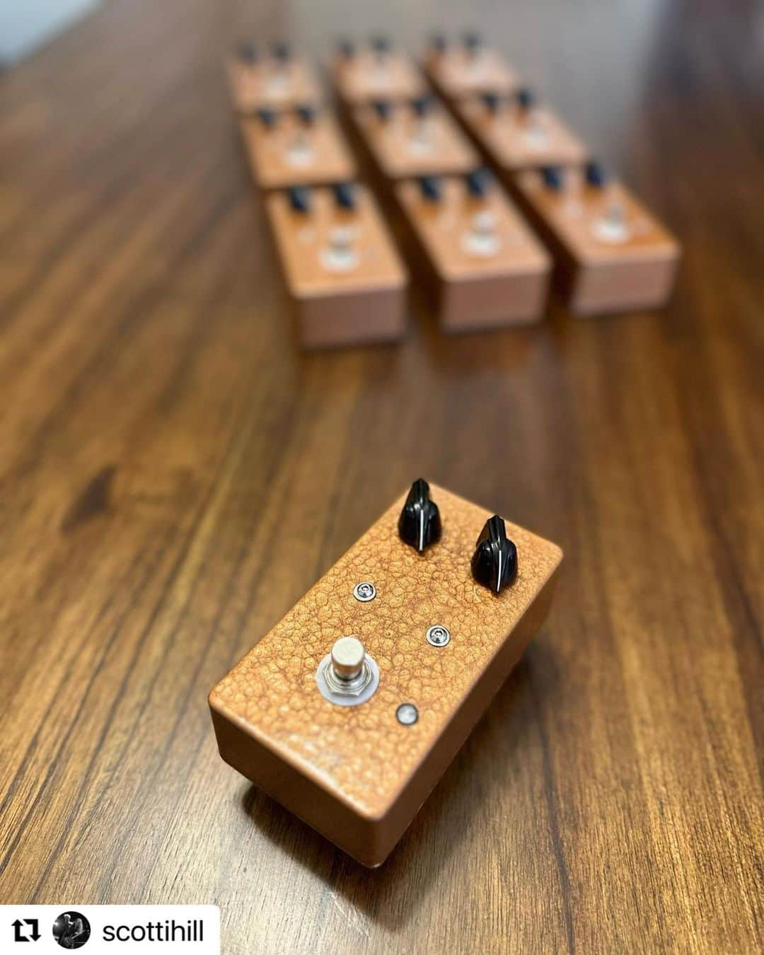 レイチェル・ボランのインスタグラム：「GEAR ALERT!!!  #Repost @scottihill ・・・ I made another batch of Fuzz Faces. A little higher output this time. My last few builds I gave away to friends, but many of you have asked if I would sell them. I have listed 4 of these on Reverb. If you’re interested, check the link in my bio. I enjoy tinkering with and building these pedals. It would be awesome if you could enjoy them too. I will use the money to buy more parts and tools. Hobby gone wild. #deadeye #fuzz #fuzzface #diypedals」