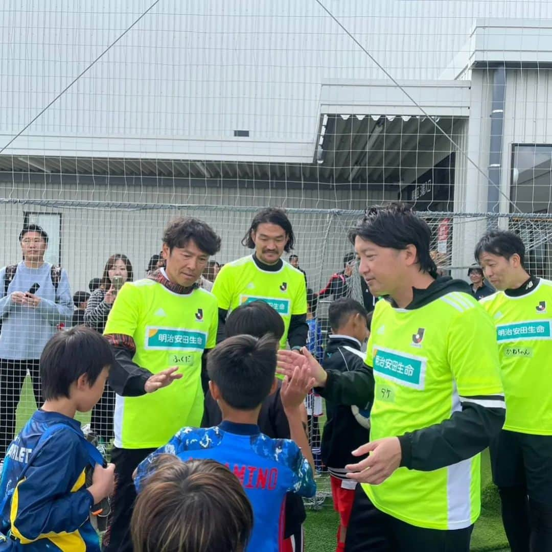 福田俊介さんのインスタグラム写真 - (福田俊介Instagram)「⚽JリーグMYサッカー教室⚽  明治安田生命埼玉東支社様主催の サッカー教室にJリーグOBとして参加させていただきました。  最初は天候が不安でしたが、無事に開催！ 皆様の笑顔が見られてとても楽しいサッカー教室になりました。 関係者の皆様ありがとうございました。  #明治安田生命 #埼玉東支社 #Jリーグ #JリーグMYサッカー教室  #JOB #福田正博　さん #金古聖司　さん #武井択也　さん #福田俊介 #J_OB #Jリーグ選手OB会」10月30日 7時32分 - shunsukefukuda28