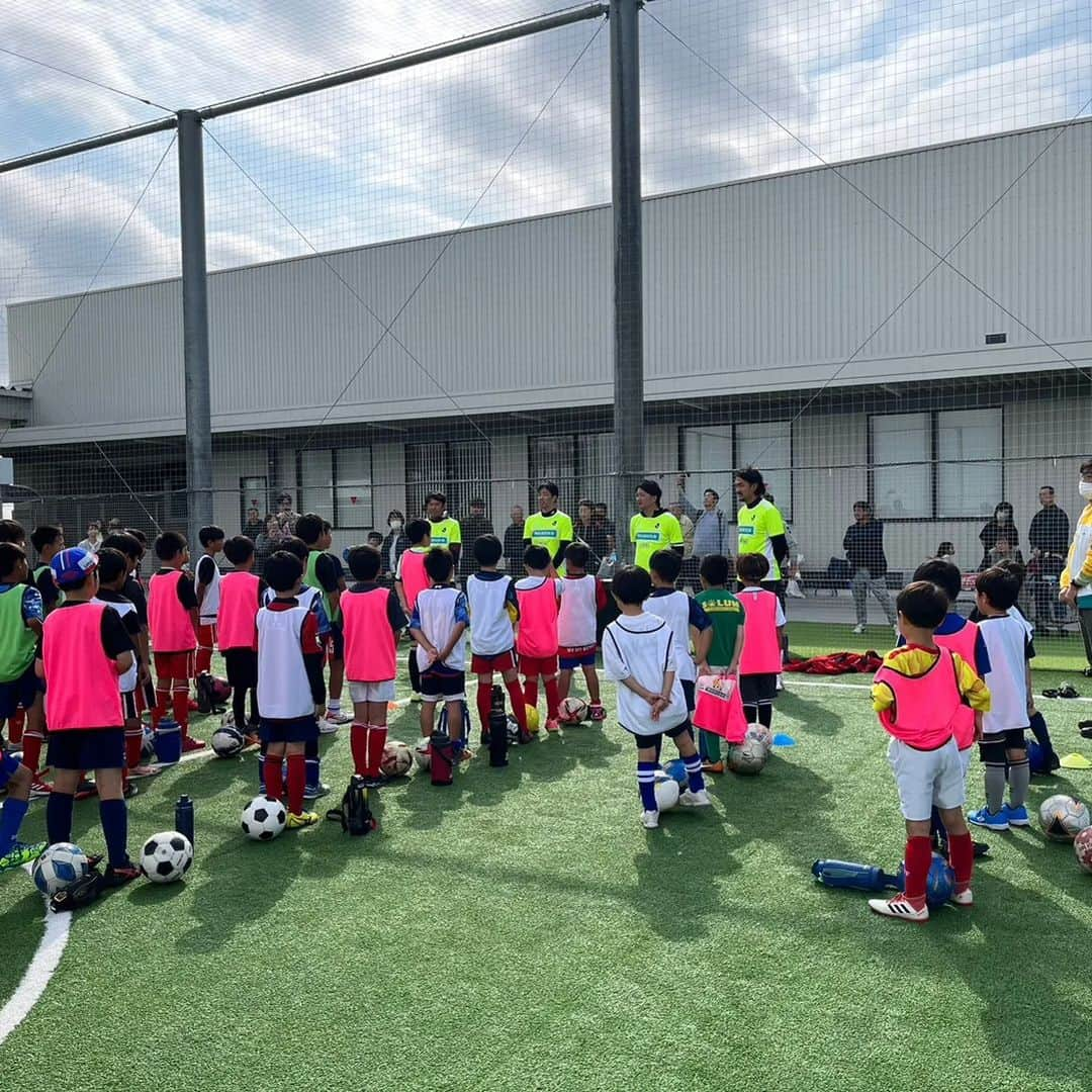 福田俊介さんのインスタグラム写真 - (福田俊介Instagram)「⚽JリーグMYサッカー教室⚽  明治安田生命埼玉東支社様主催の サッカー教室にJリーグOBとして参加させていただきました。  最初は天候が不安でしたが、無事に開催！ 皆様の笑顔が見られてとても楽しいサッカー教室になりました。 関係者の皆様ありがとうございました。  #明治安田生命 #埼玉東支社 #Jリーグ #JリーグMYサッカー教室  #JOB #福田正博　さん #金古聖司　さん #武井択也　さん #福田俊介 #J_OB #Jリーグ選手OB会」10月30日 7時32分 - shunsukefukuda28