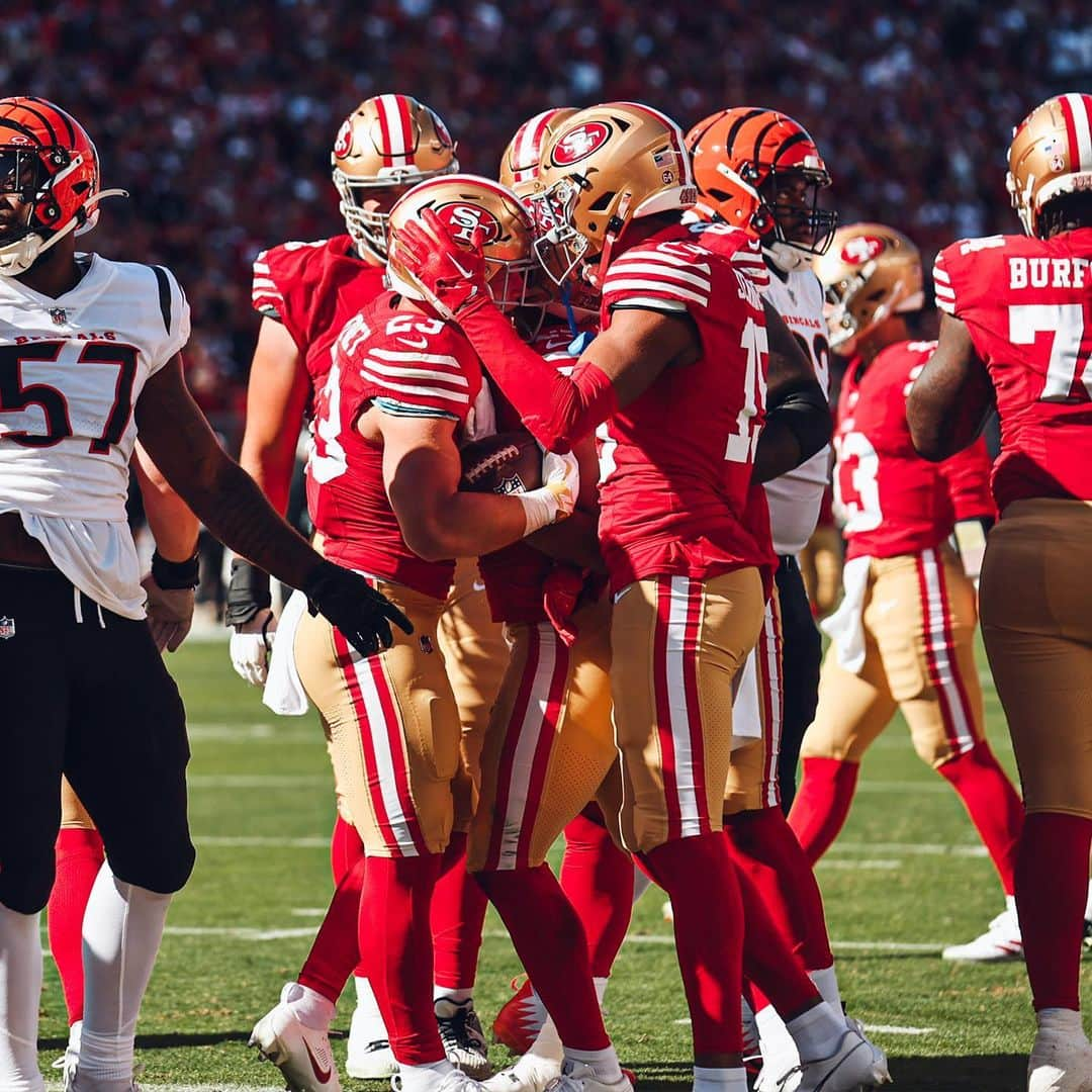 サンフランシスコ・フォーティナイナーズさんのインスタグラム写真 - (サンフランシスコ・フォーティナイナーズInstagram)「Running in to the @nfl record books.」10月30日 6時03分 - 49ers